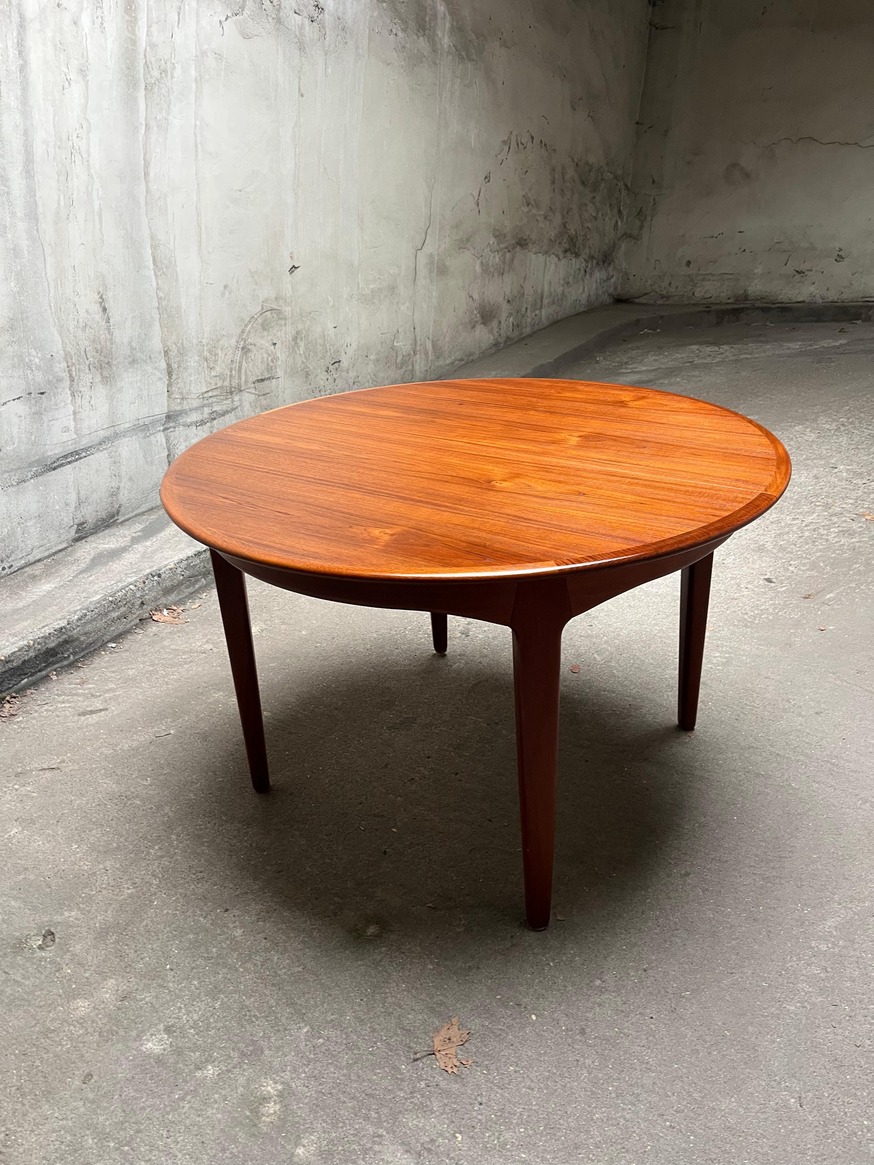 Danish Table de salle à manger Henning Kjaernulf vintage 1960 danoise