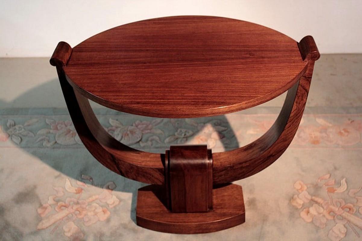 Table basse originale Art Déco en bois précieux, de forme ovale sur une base arrondie.

Période des années 1930

Parfait état après restauration, décapage et patine cirée dans notre atelier.

Longueur : 74 cm
Largeur : 55cm
Hauteur : 61