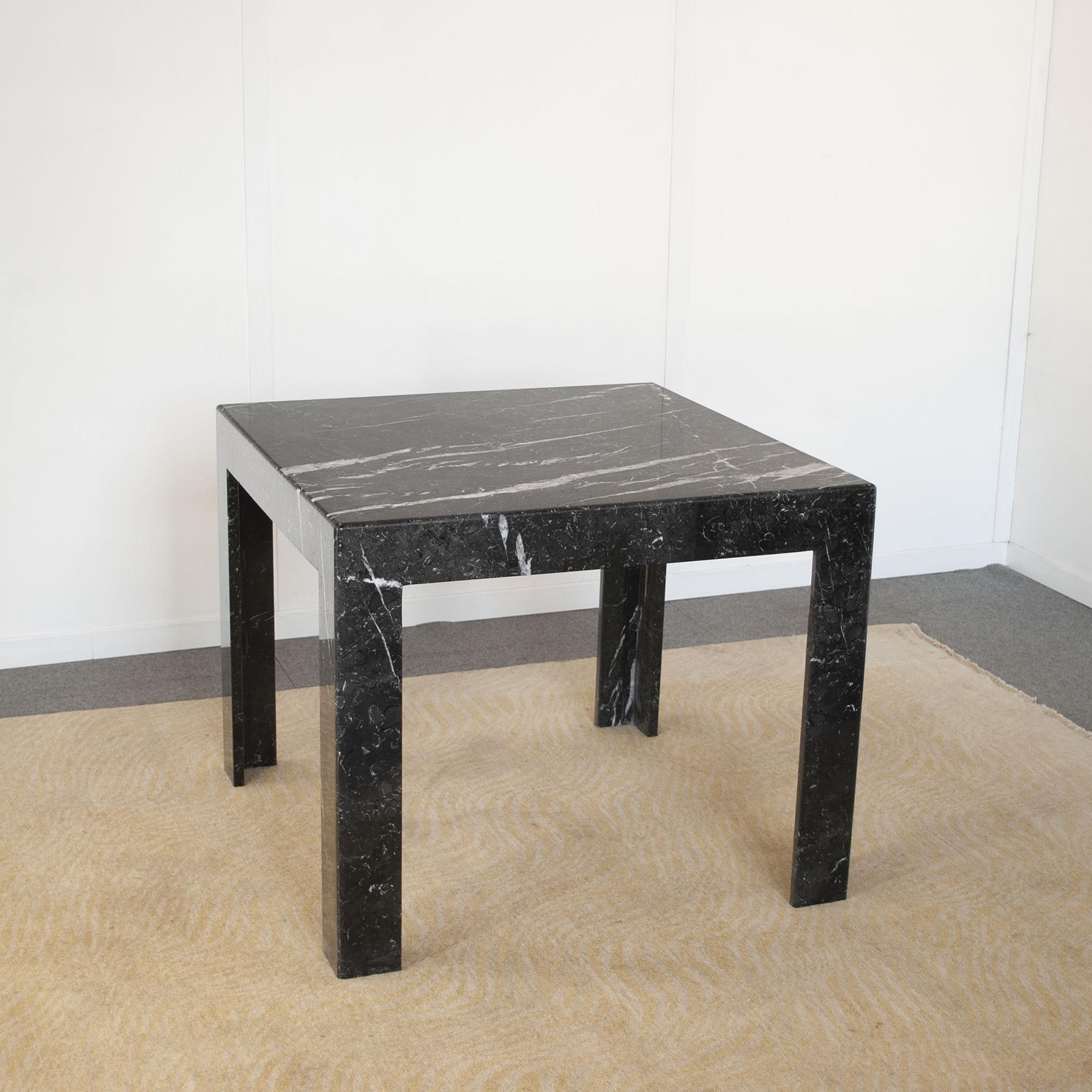 Tisch aus schwarzem Marquina-Marmor, entworfen von den Architekten Alessandro Giusti & Egidio Di Rosa für Ultima Edizione in den 1980er Jahren.