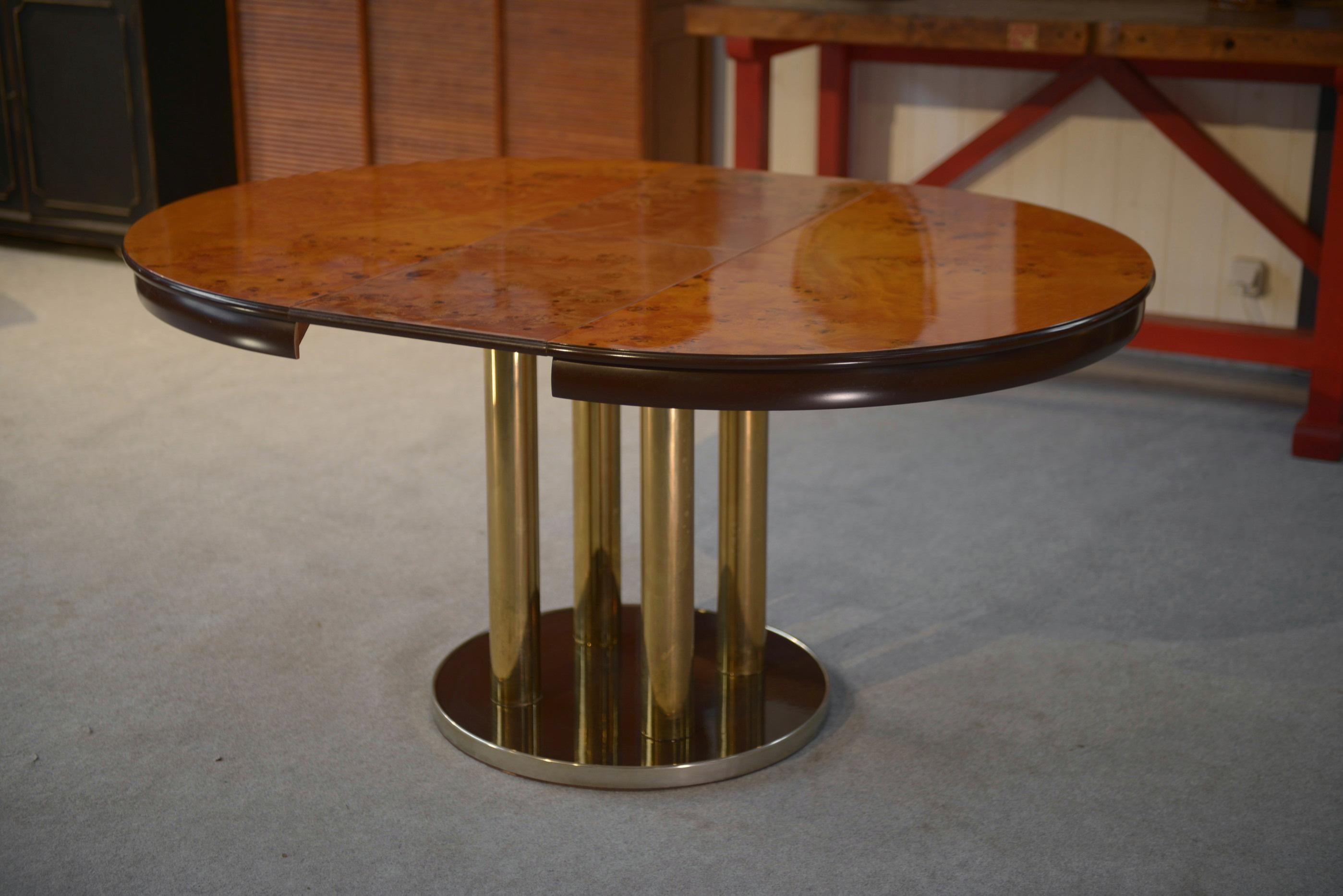 Italiano Tavolo design en plaquage de loupe d'Orme par Ramaioli Pesaro 1970's in vendita