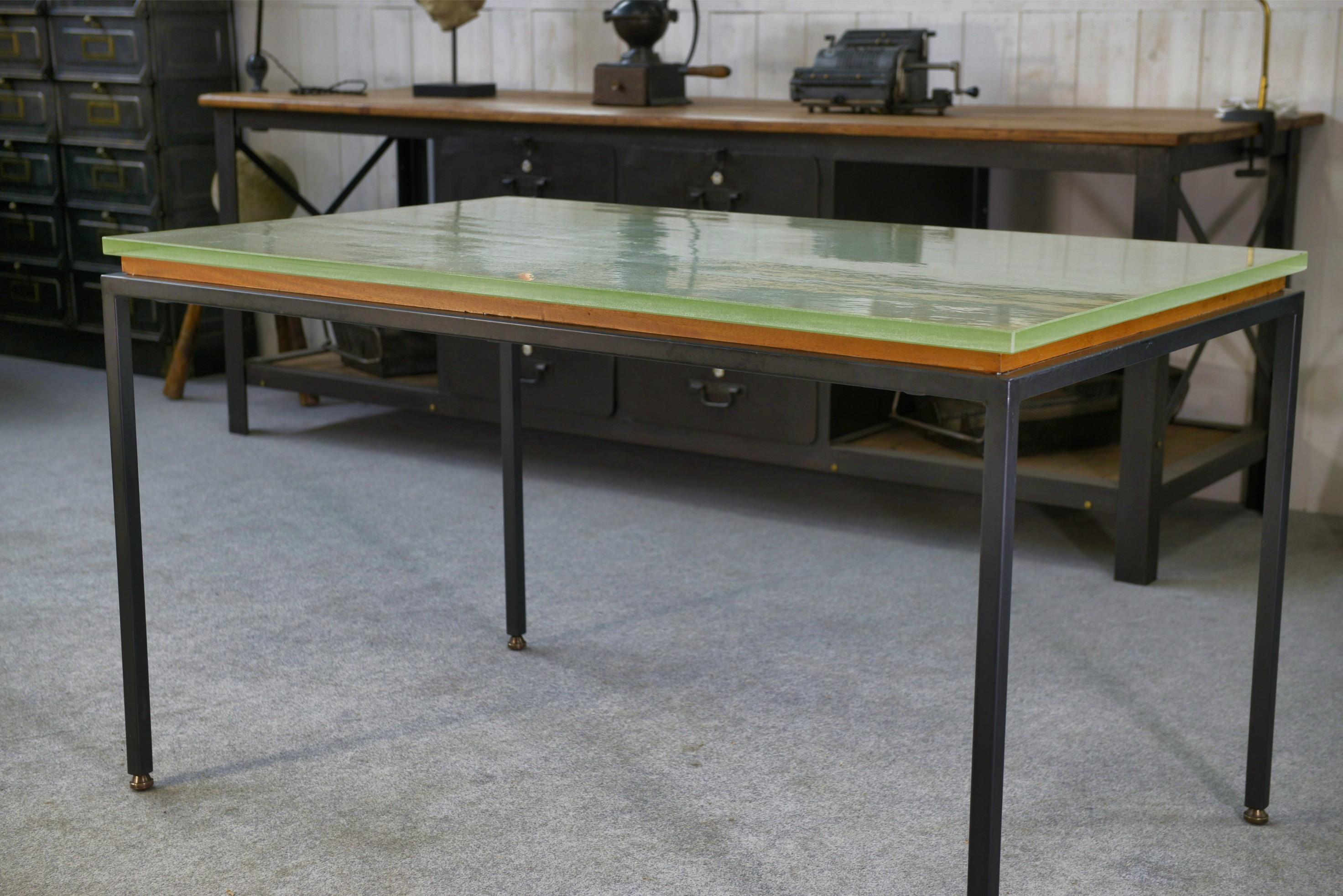 Milieu du XXe siècle Table design en verre Saint Gobain et métal laqué noir 1960's en vente
