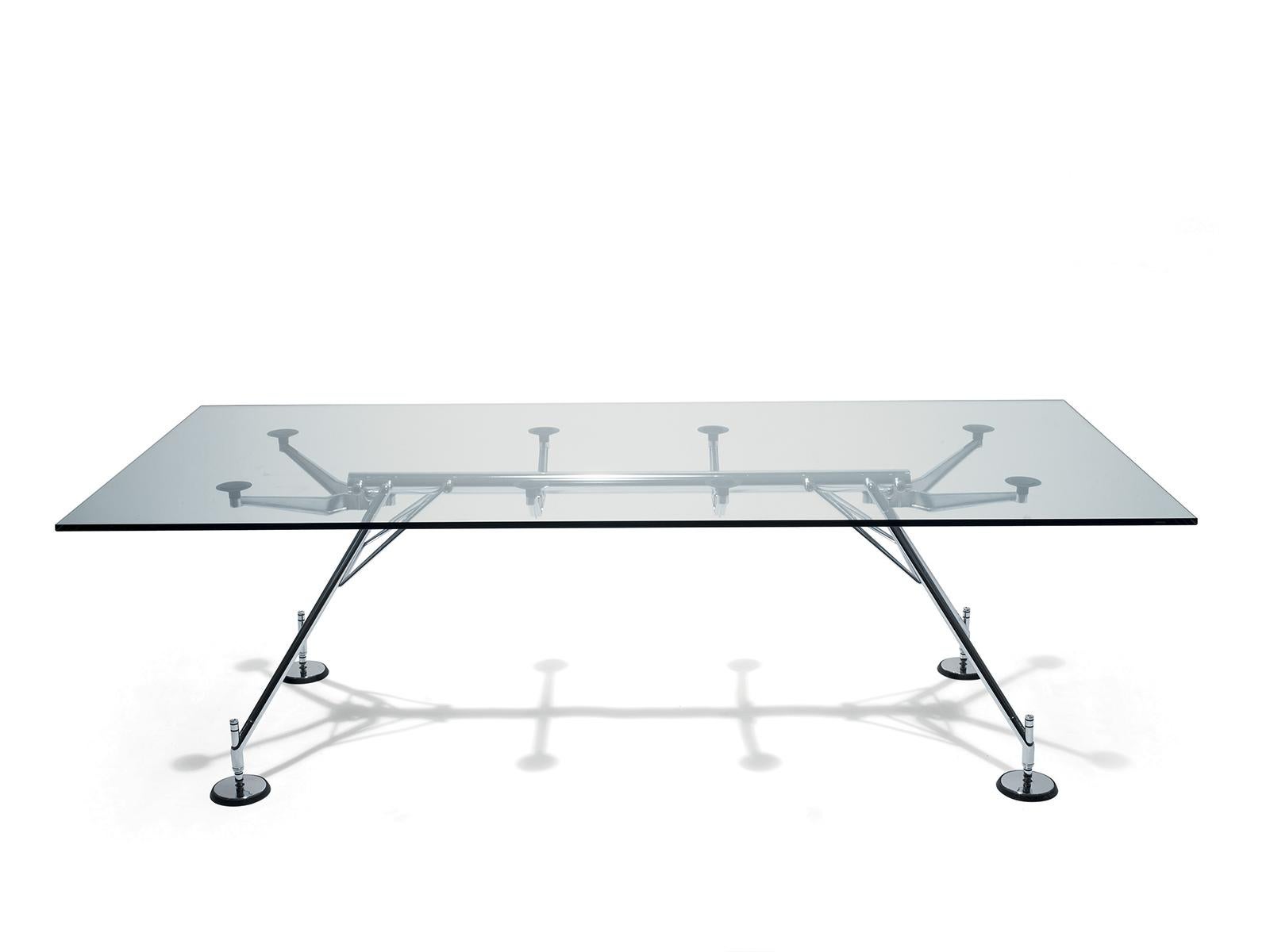 Der Tisch Nomos, der von Sir Norman Foster für Tecno in Italien entworfen wurde, zeichnet sich durch seine Struktur aus Edelstahl und Aluminium aus und bietet ein elegantes und modernes Design. Sein Plateau aus Verre verleiht ihm einen Hauch von