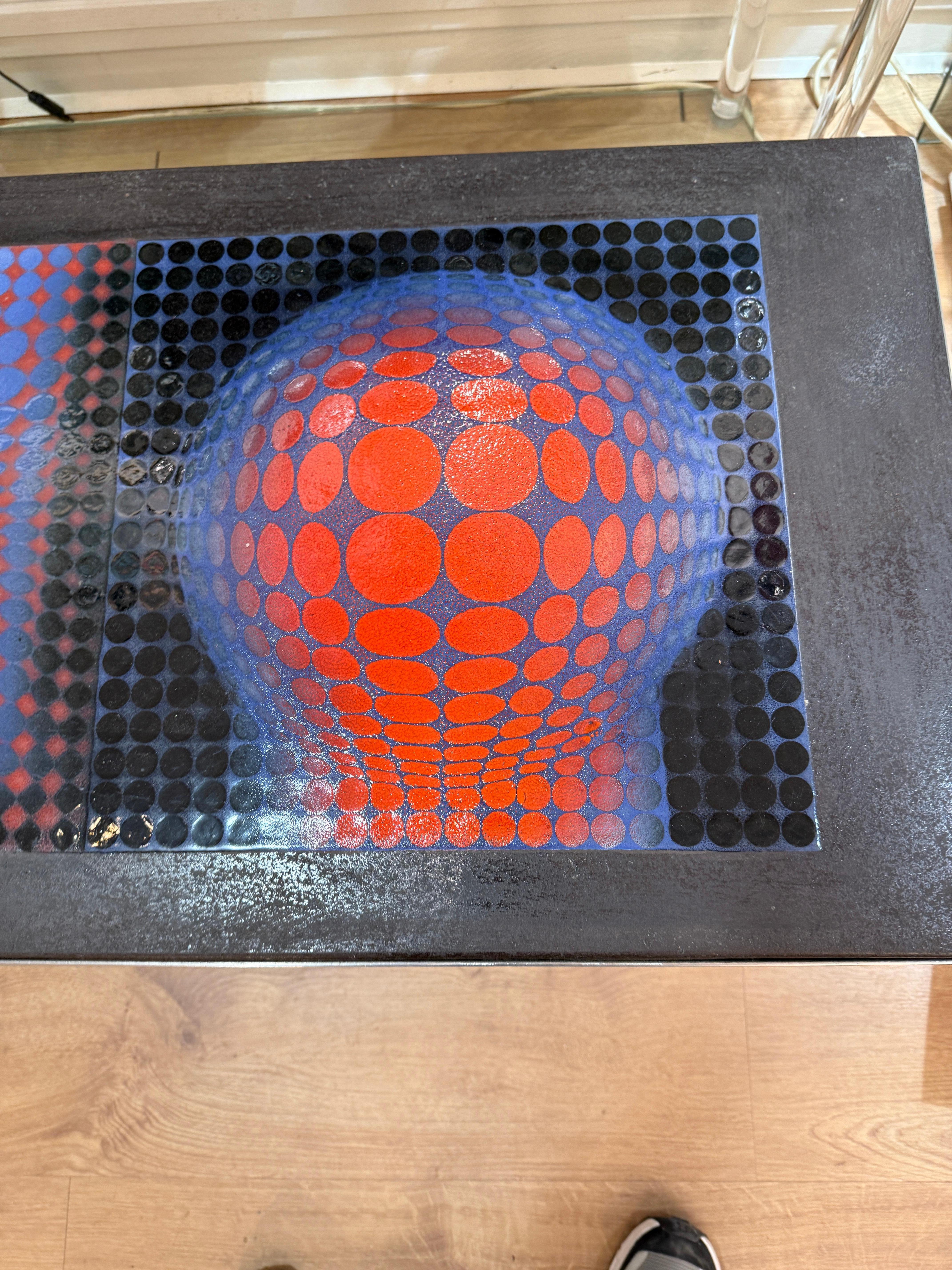 Superbe table basse au design unique inspiré du mouvement op art en céramique, d’après une lithographie de victor vasarely. Son plateau présente un effet visuel hypnotique qui donne une impression de relief et de mouvement. Parfaite pour apporter