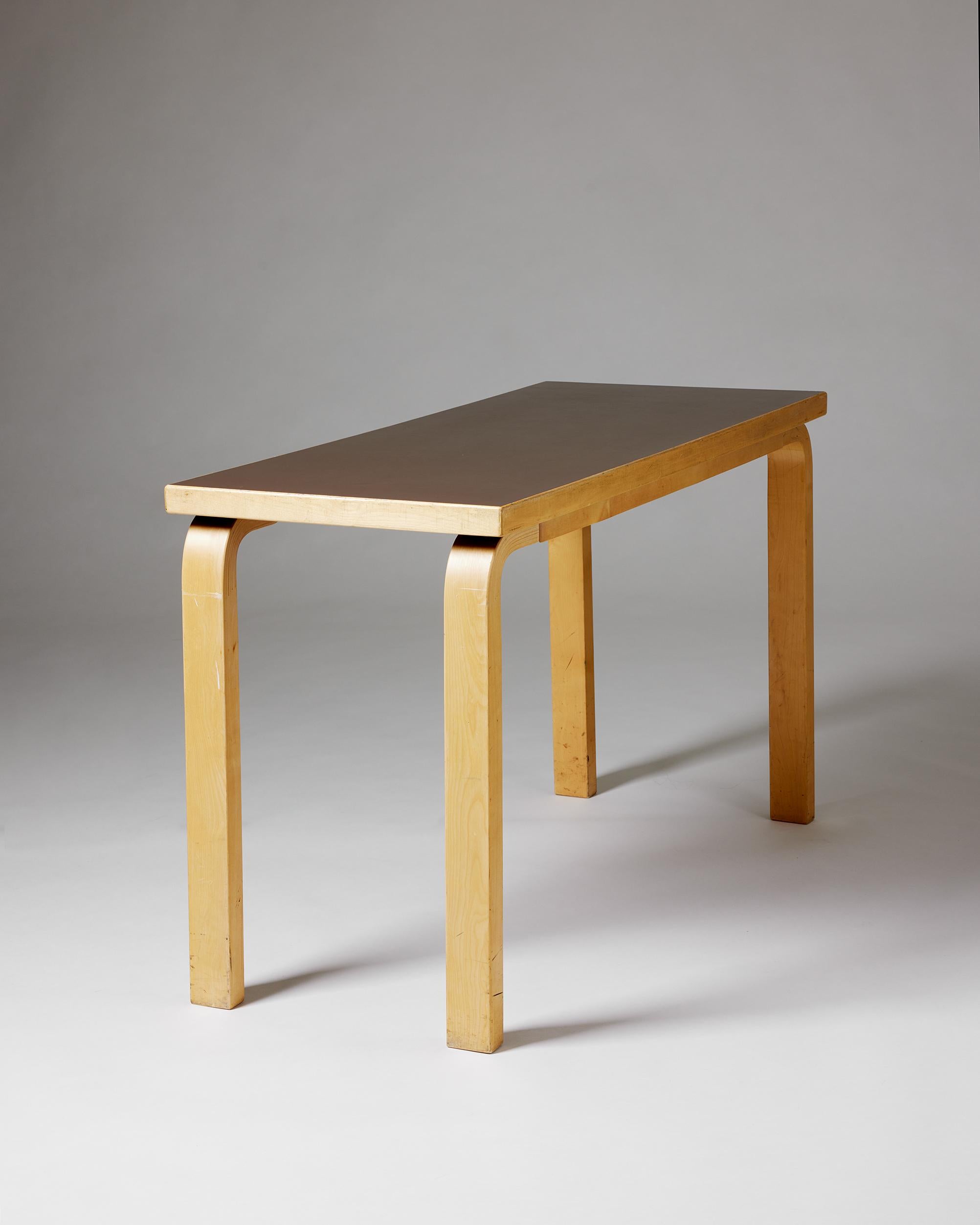 Finlandais Table conçue par Alvar Aalto pour Artek, Finlande, 1970, bouleau laqué en vente