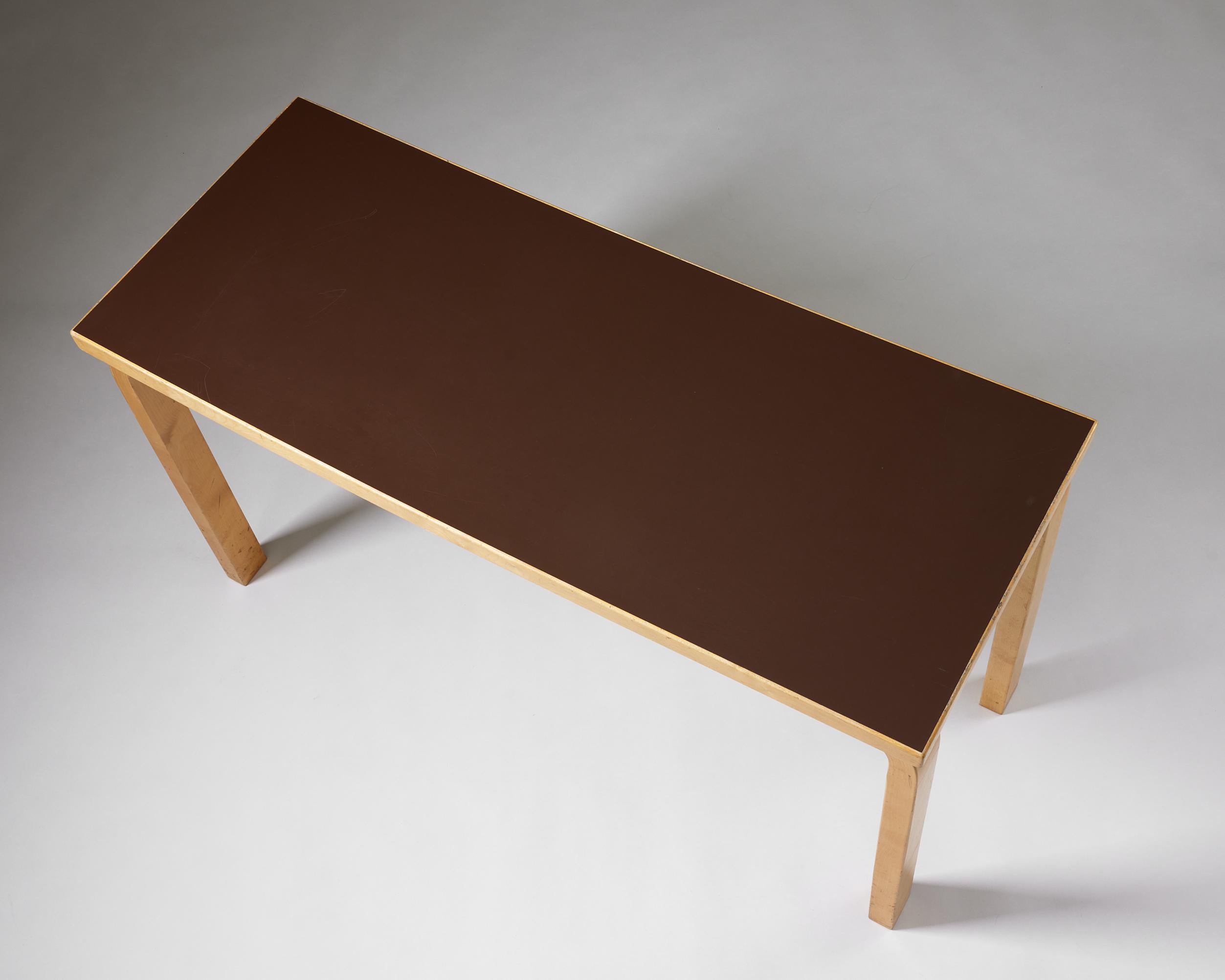 Fin du 20e siècle Table conçue par Alvar Aalto pour Artek, Finlande, 1970, bouleau laqué en vente