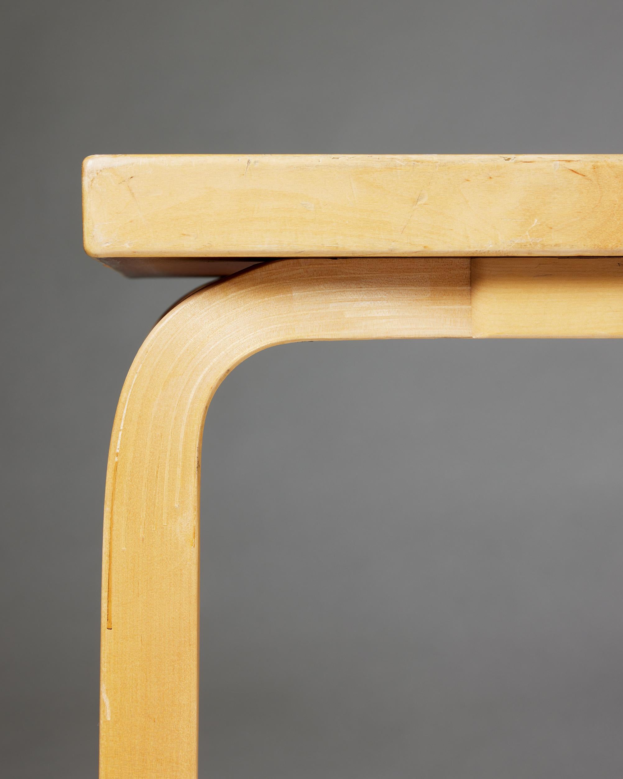 Table conçue par Alvar Aalto pour Artek, Finlande, 1970, bouleau laqué en vente 2