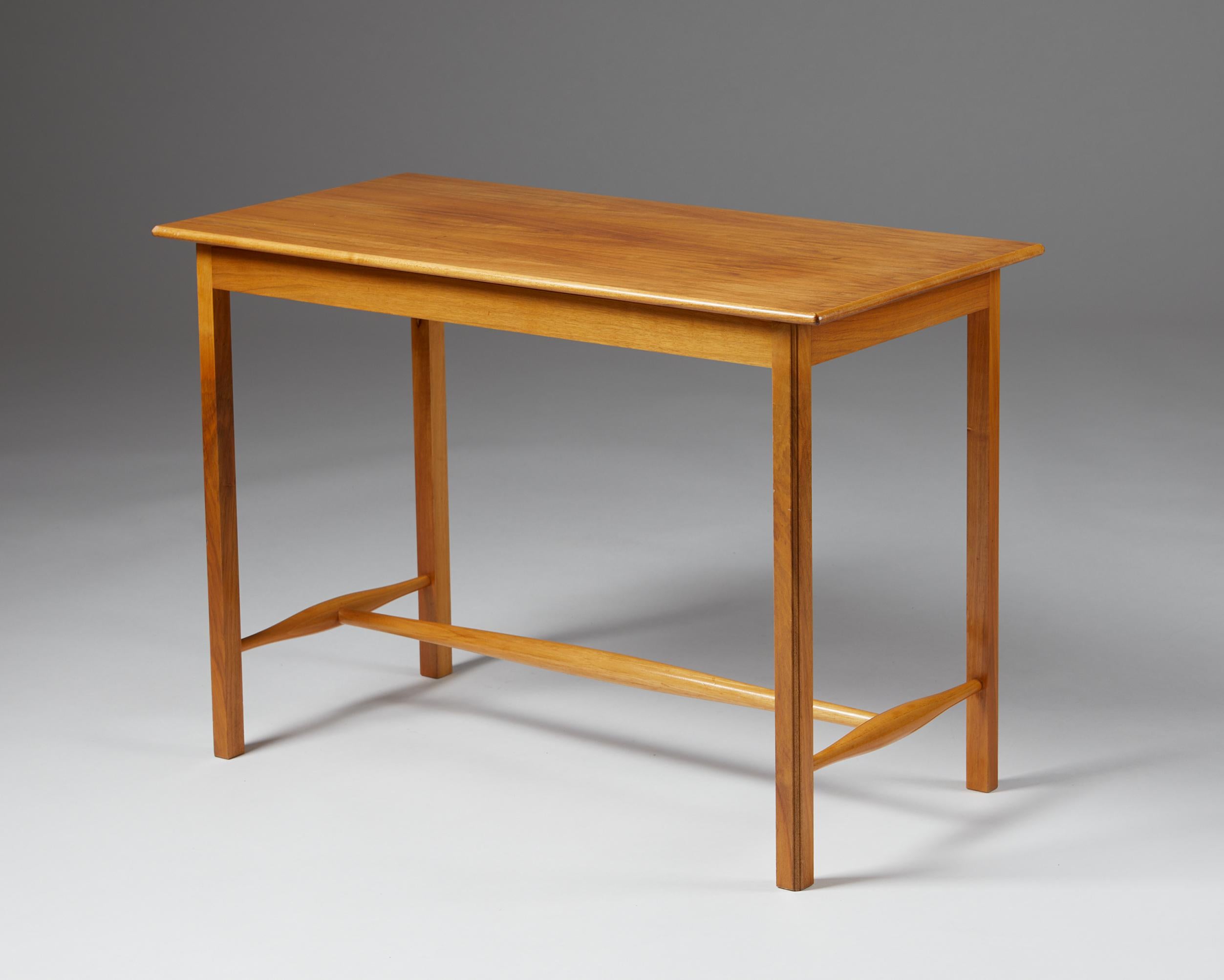 Table designed by Josef Frank for Svenskt Tenn,
Sweden. 1950s.
Mahogany.

Measures: H: 55.5 cm / 1' 10