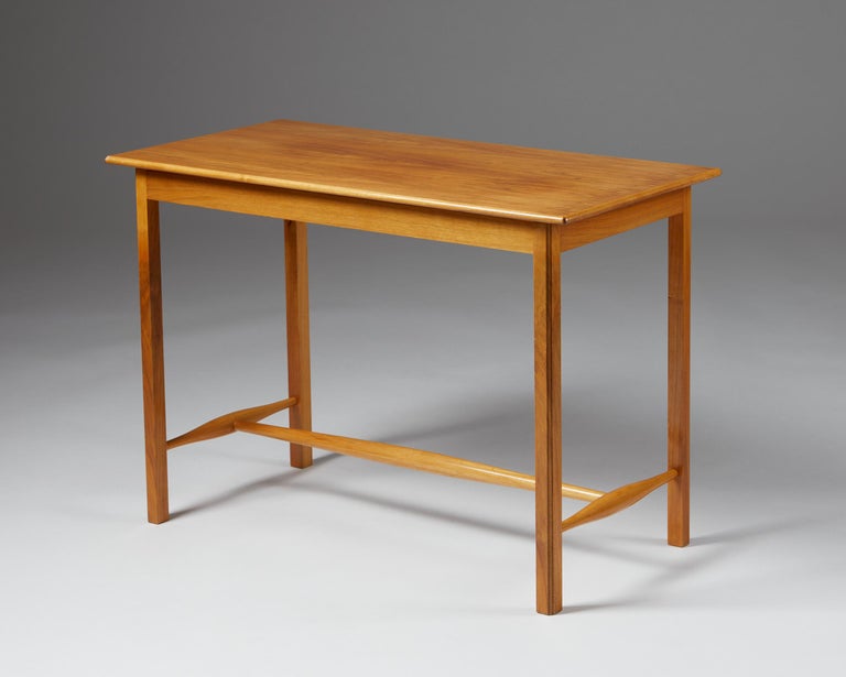 Table designed by Josef Frank for Svenskt Tenn,
Sweden. 1950s.
Mahogany.

Measures: H: 55.5 cm / 1' 10
