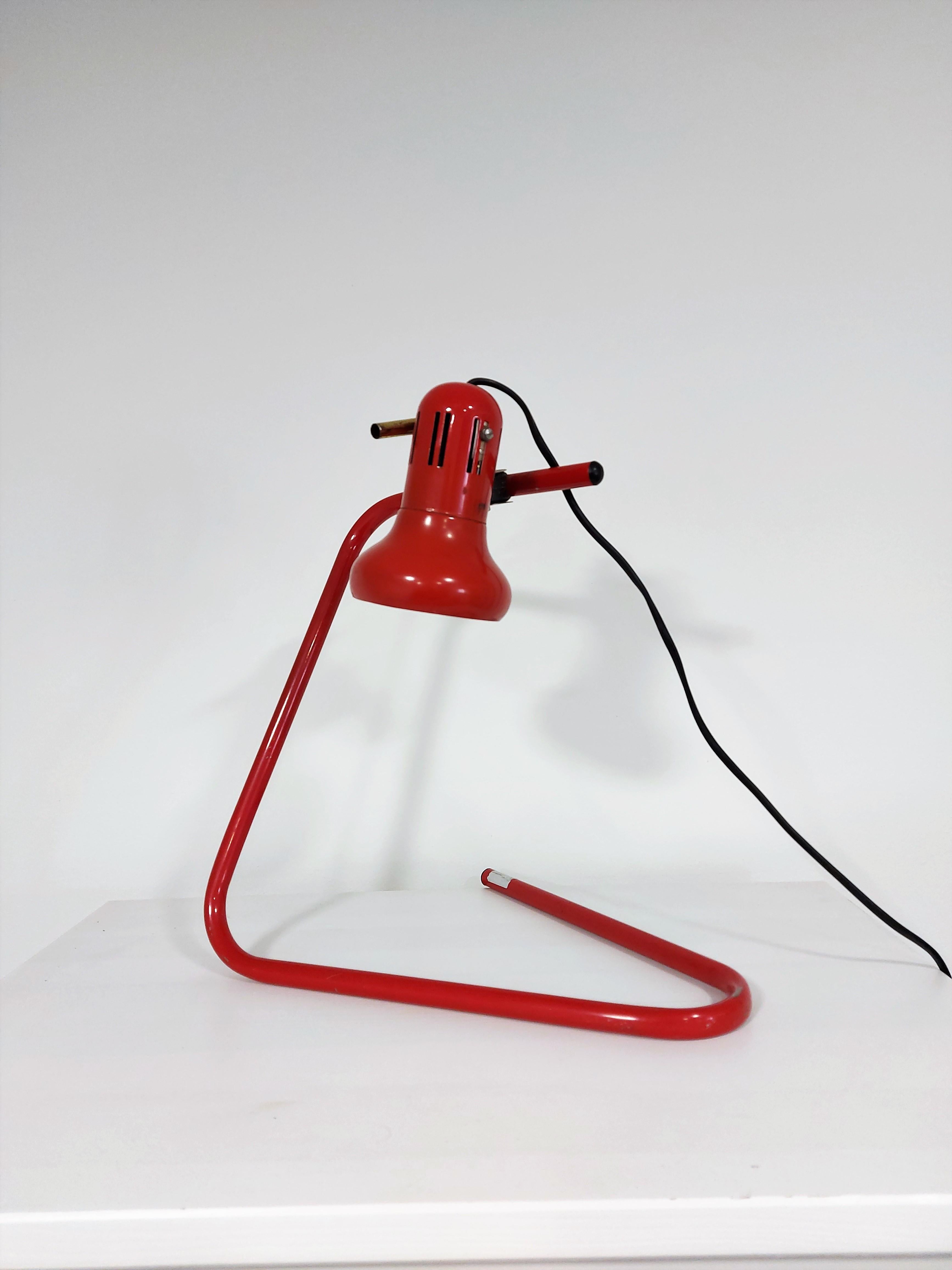 Vintage table lamp

Colour: Red

Material: Metal

Period: 1980s

Style: Midcentury.