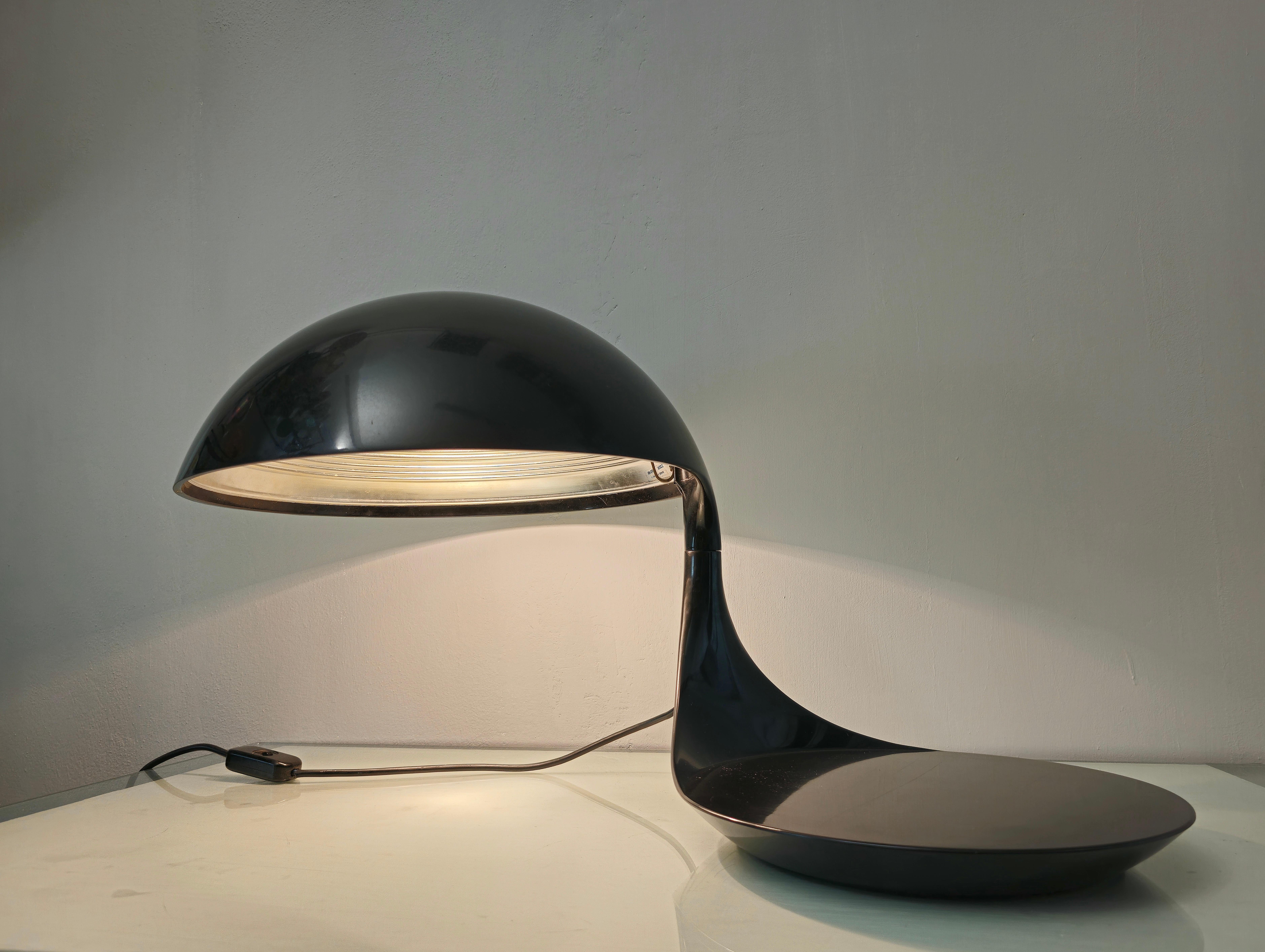 Cobra 629 model table or desk lamp designed by Elio Martinelli and produced in the 60s/70s by Martinelli luce.
The lamp was made of resin in the shade of black, the upper part of the lamp has a 360° rotation, giving the possibility of adjusting the
