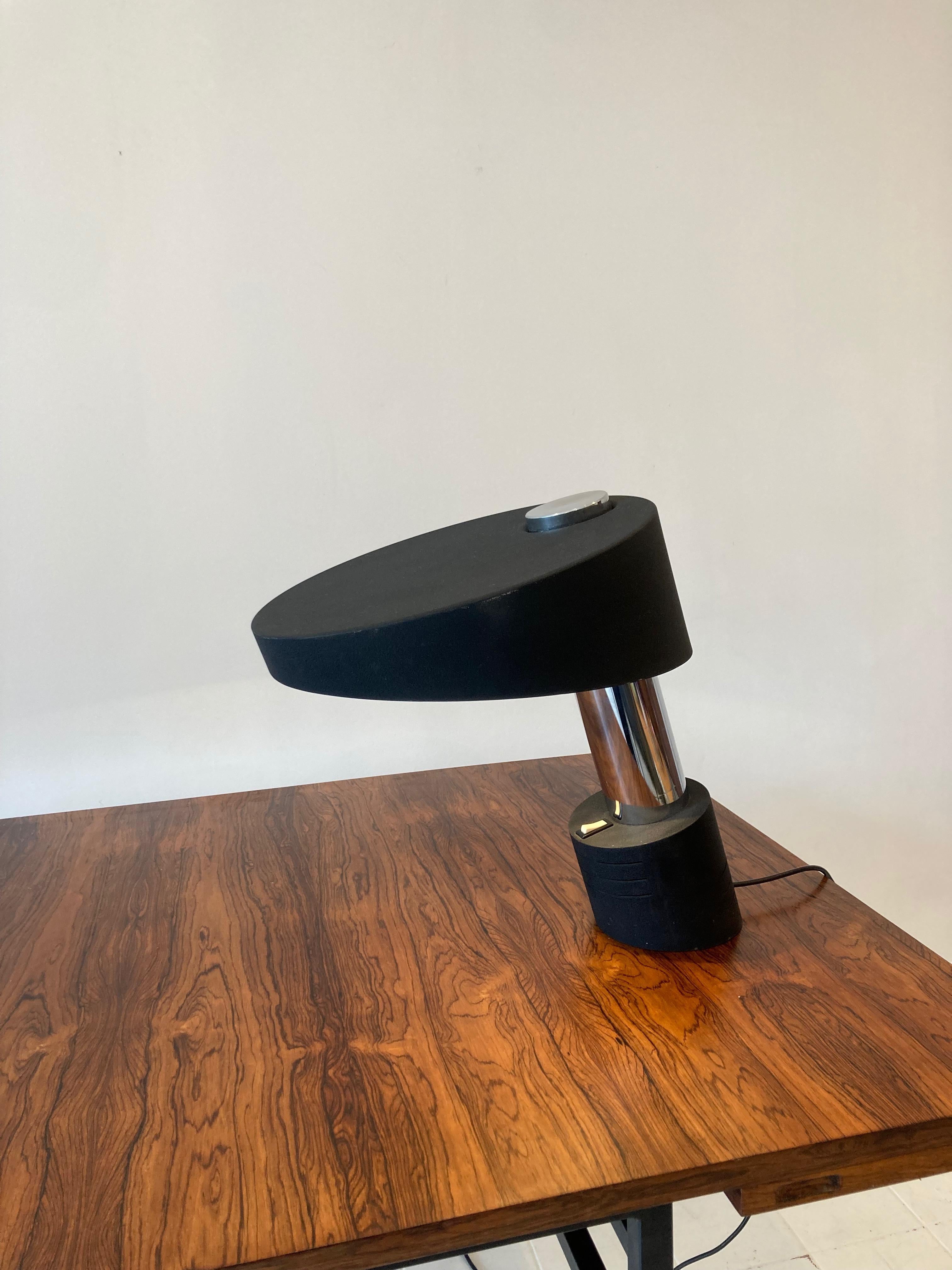 Table desk lamp.

Italy 1960 in chromed metal and black textured lacquered metal. Attributed to Mario Bellini for Targetti Sankey

Original electronics, very good condition. Some slight oxidation on the base.