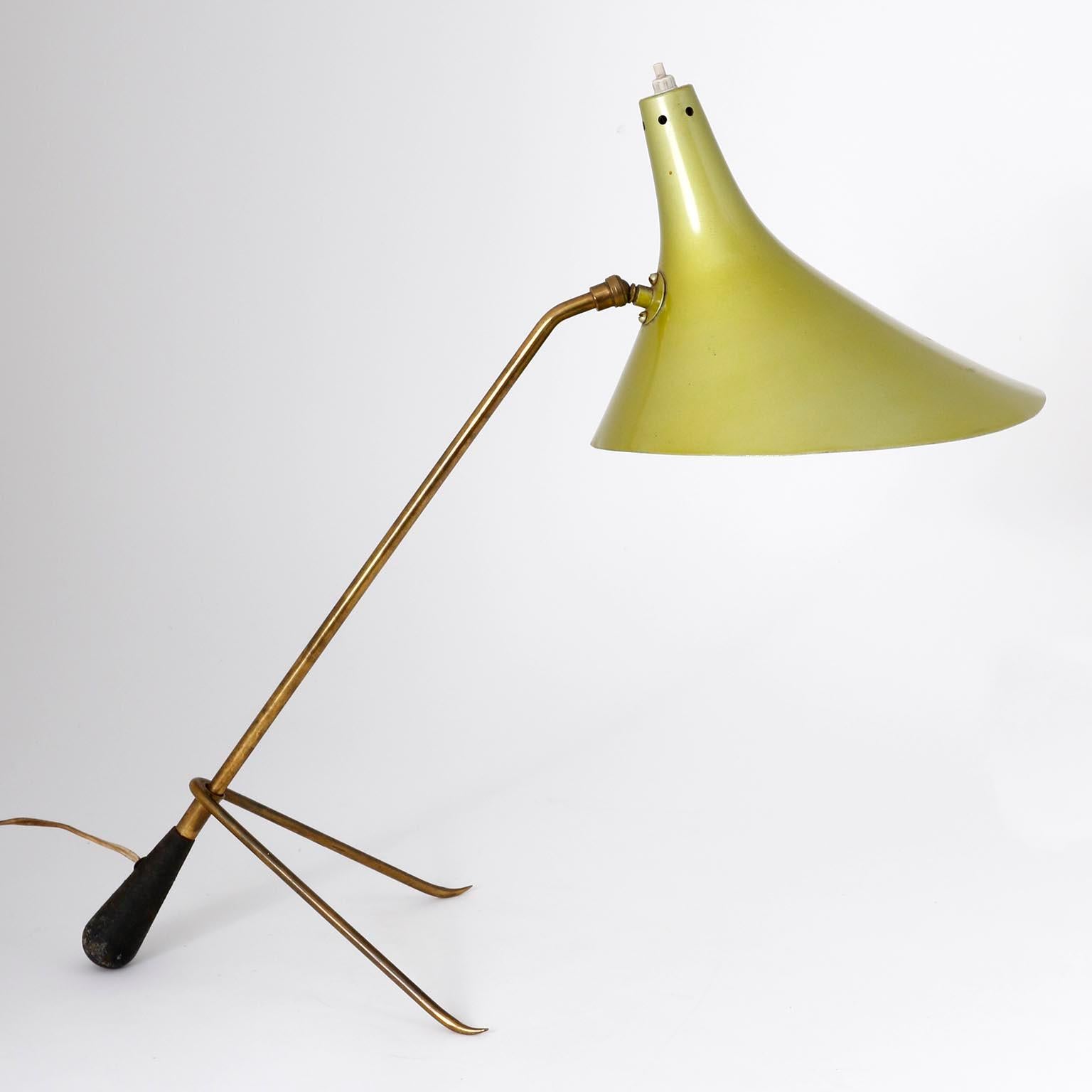 Grande table ou bureau lmap fabriqué au milieu du siècle dernier, vers les années 1950.
L'abat-jour peut être fixé dans plusieurs positions.
La lampe est italienne ou autrichienne. Il est attribué à l'un des fabricants suivants : Stilnovo, AT&T.