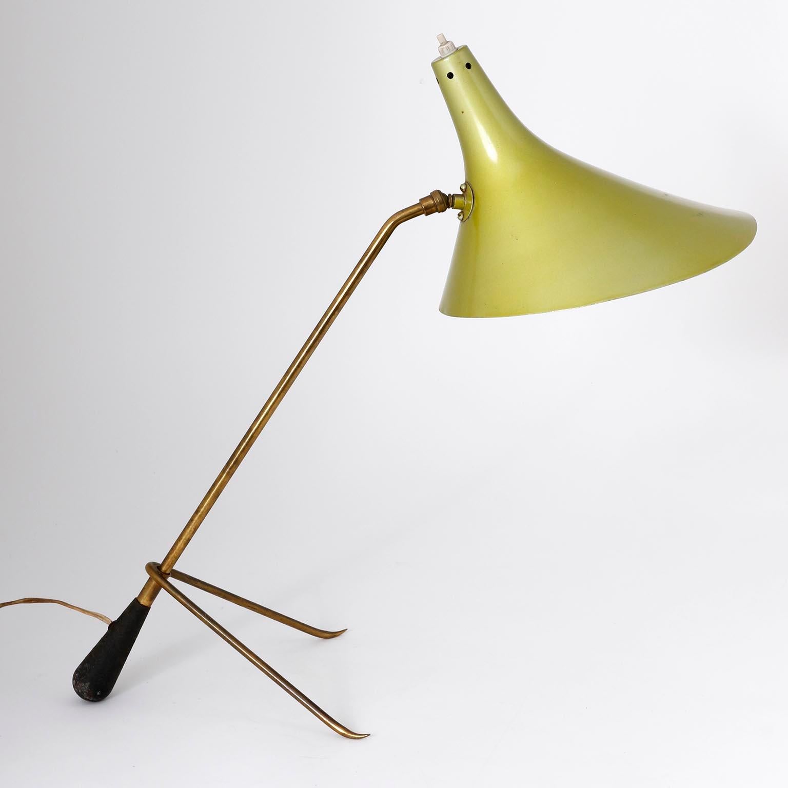 Mid-Century Modern Lampe de bureau, laiton patiné, abat-jour vert réglable en métal noir, années 1950 en vente