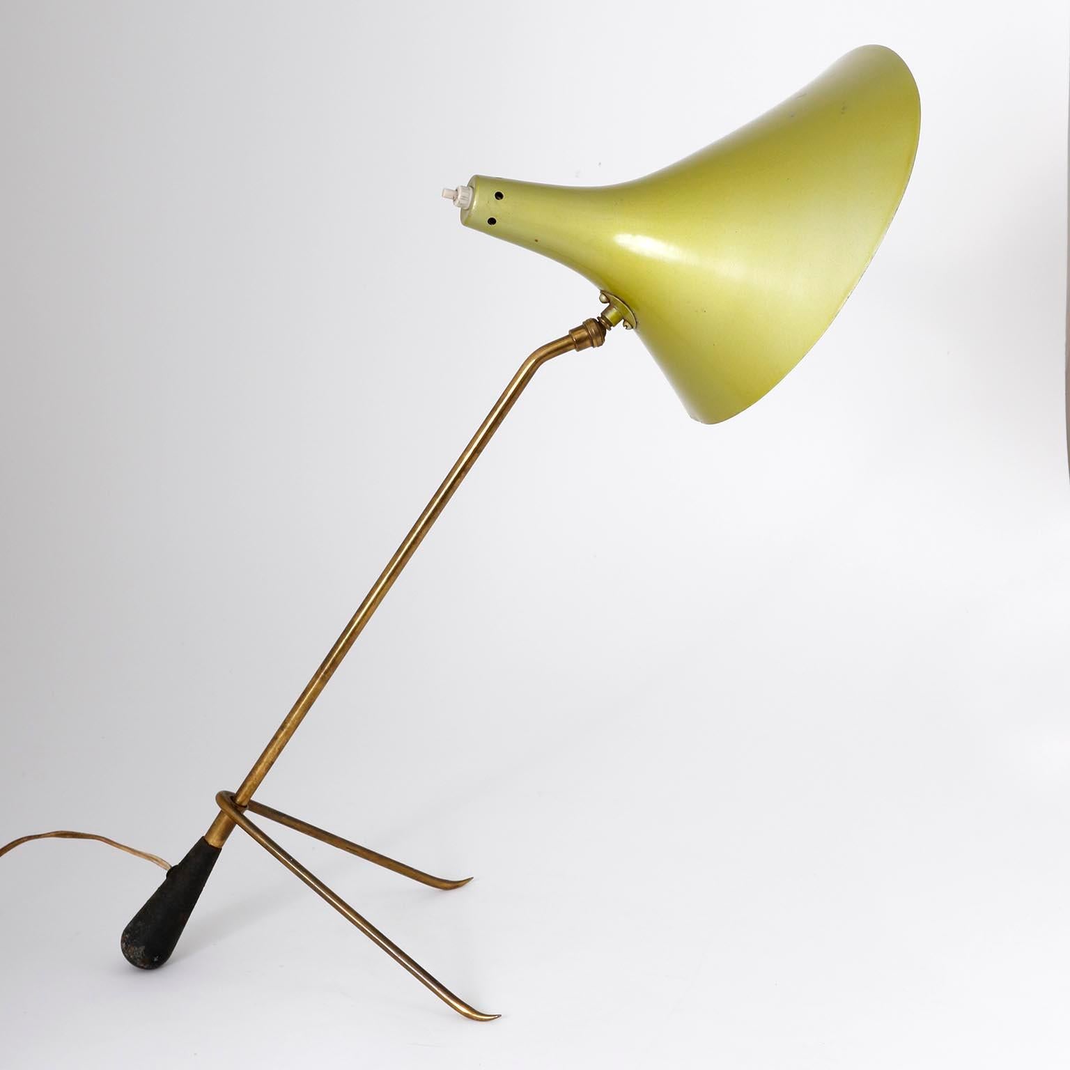 Autrichien Lampe de bureau, laiton patiné, abat-jour vert réglable en métal noir, années 1950 en vente