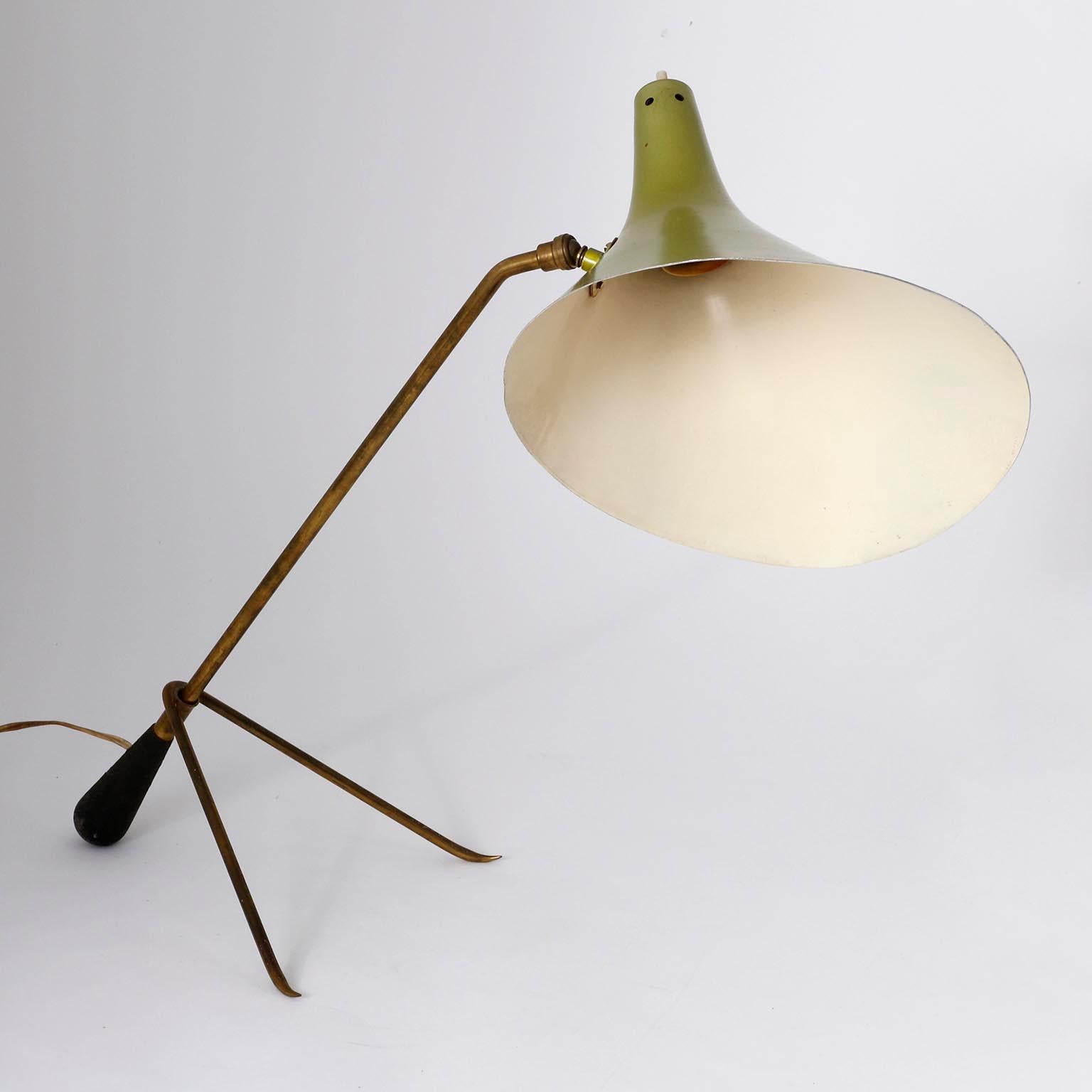 Laqué Lampe de bureau, laiton patiné, abat-jour vert réglable en métal noir, années 1950 en vente