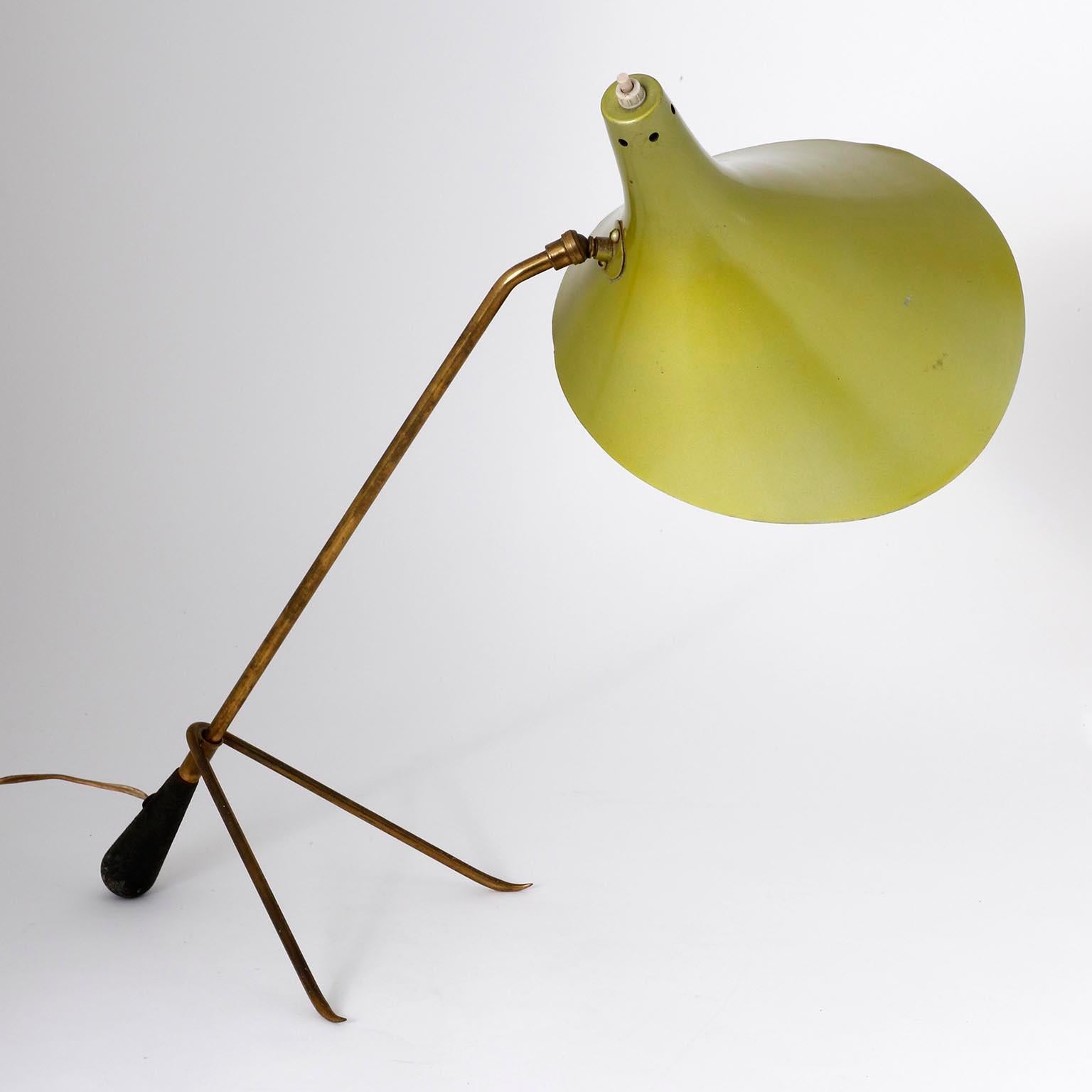 Lampe de bureau, laiton patiné, abat-jour vert réglable en métal noir, années 1950 Bon état - En vente à Hausmannstätten, AT