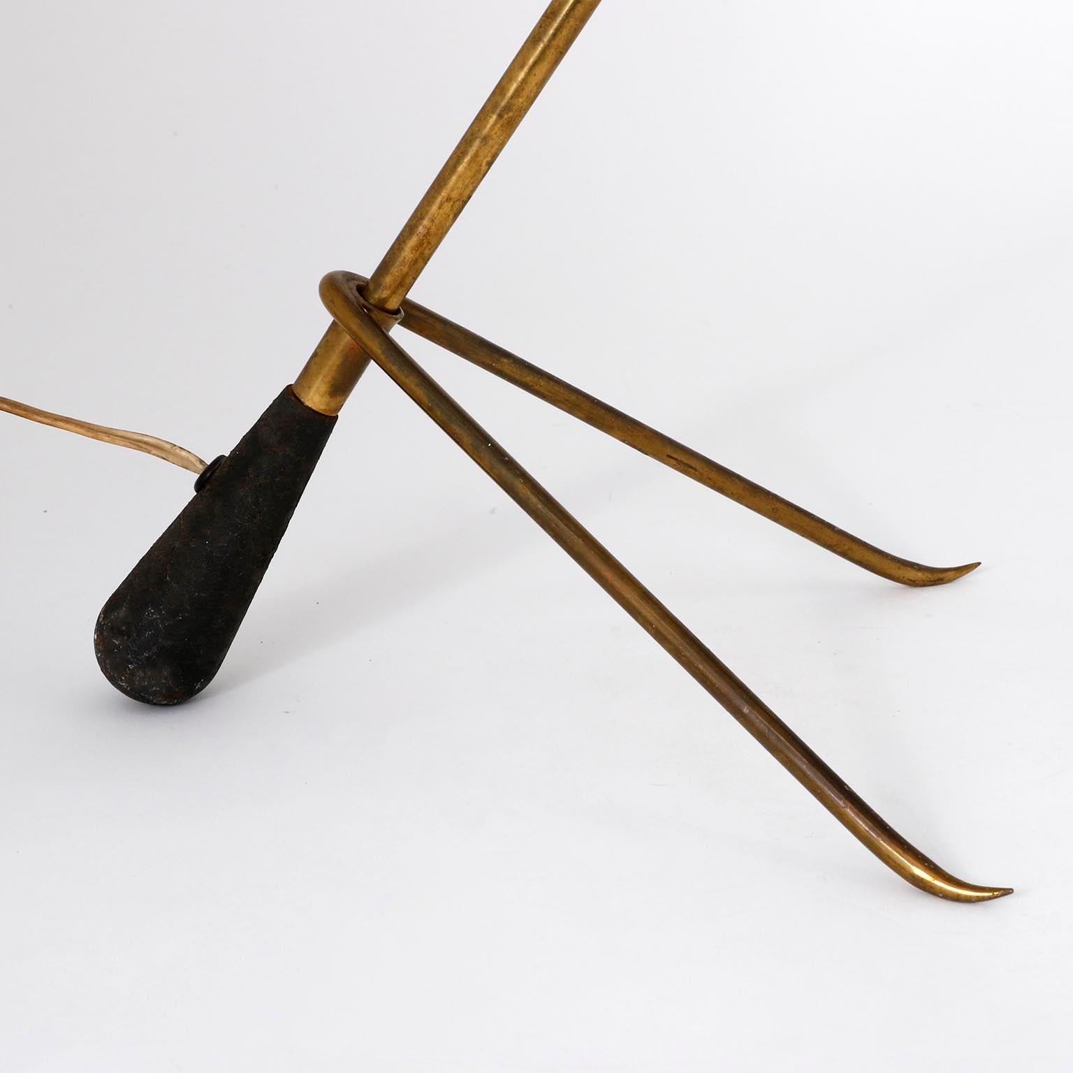 Milieu du XXe siècle Lampe de bureau, laiton patiné, abat-jour vert réglable en métal noir, années 1950 en vente
