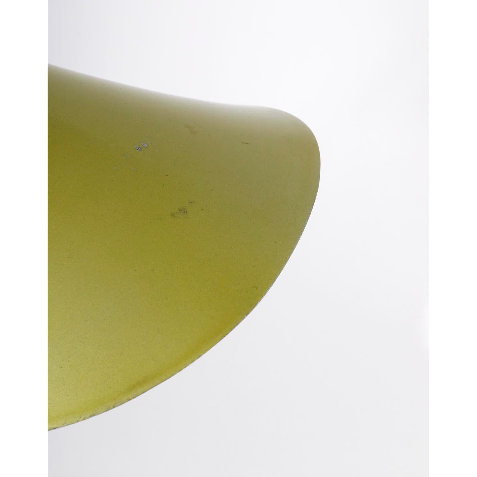 Métal Lampe de bureau, laiton patiné, abat-jour vert réglable en métal noir, années 1950 en vente