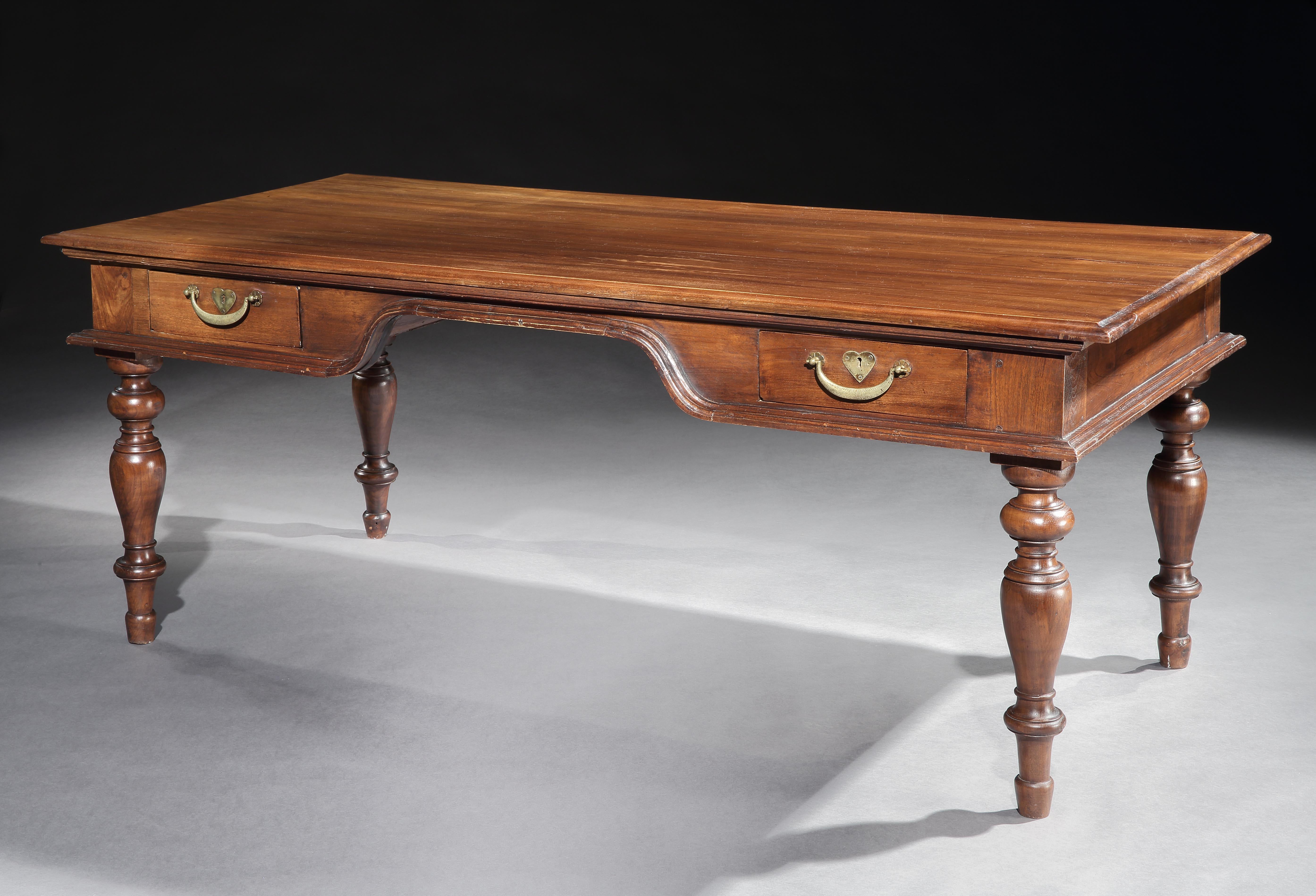 Ein großer Vintage-Tisch aus Teakholz als Schreibtisch, Schminktisch oder Beistelltisch. Maße: 6 Fuß 2 ½