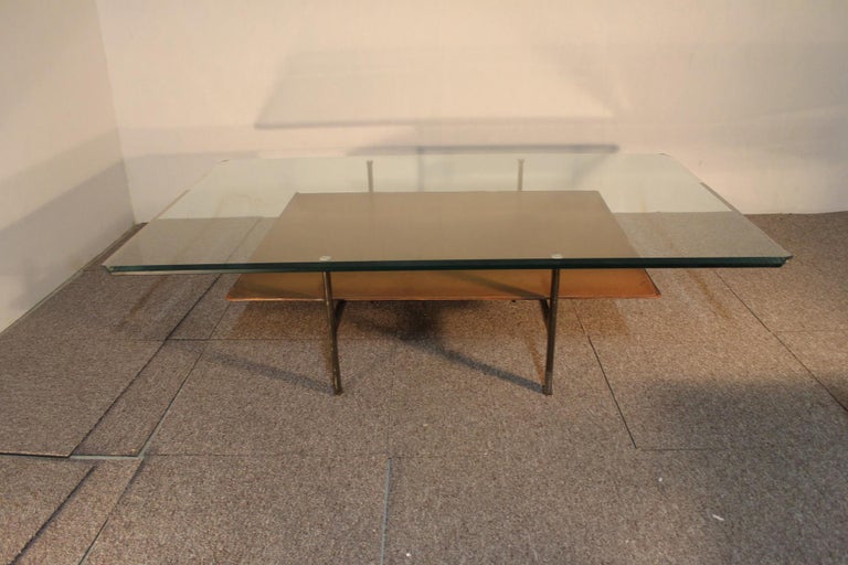 Coffee table, double trays, from Diesis by A.citterio from B&B italia, from the 1970s. The leather is tan brown in color and is in good condition with some imperfections due to use. The top is made of glass and bevelled with a small chip on the