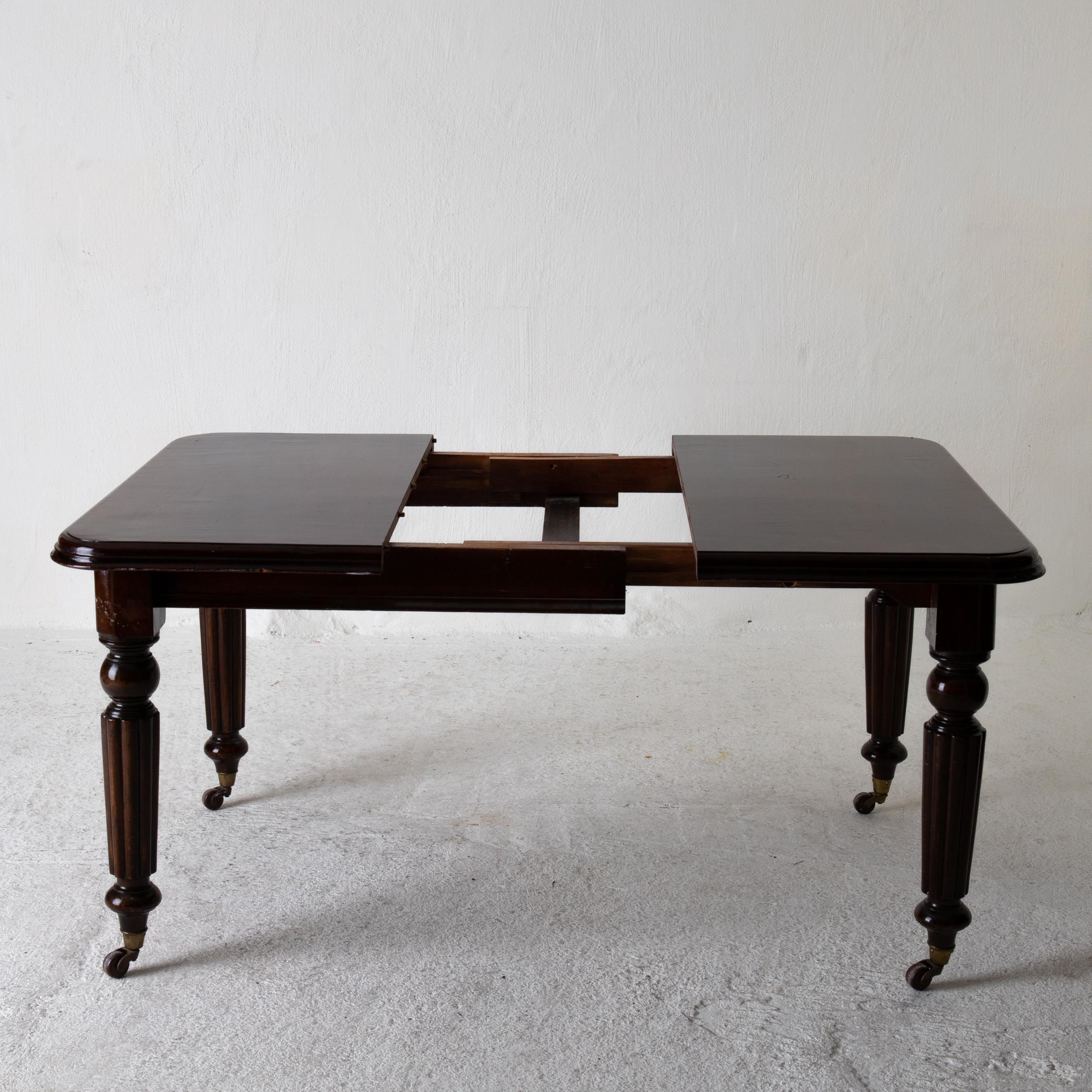 Early Victorian Table Dining Table English Dark Brown Mahogany, 19th Century, England