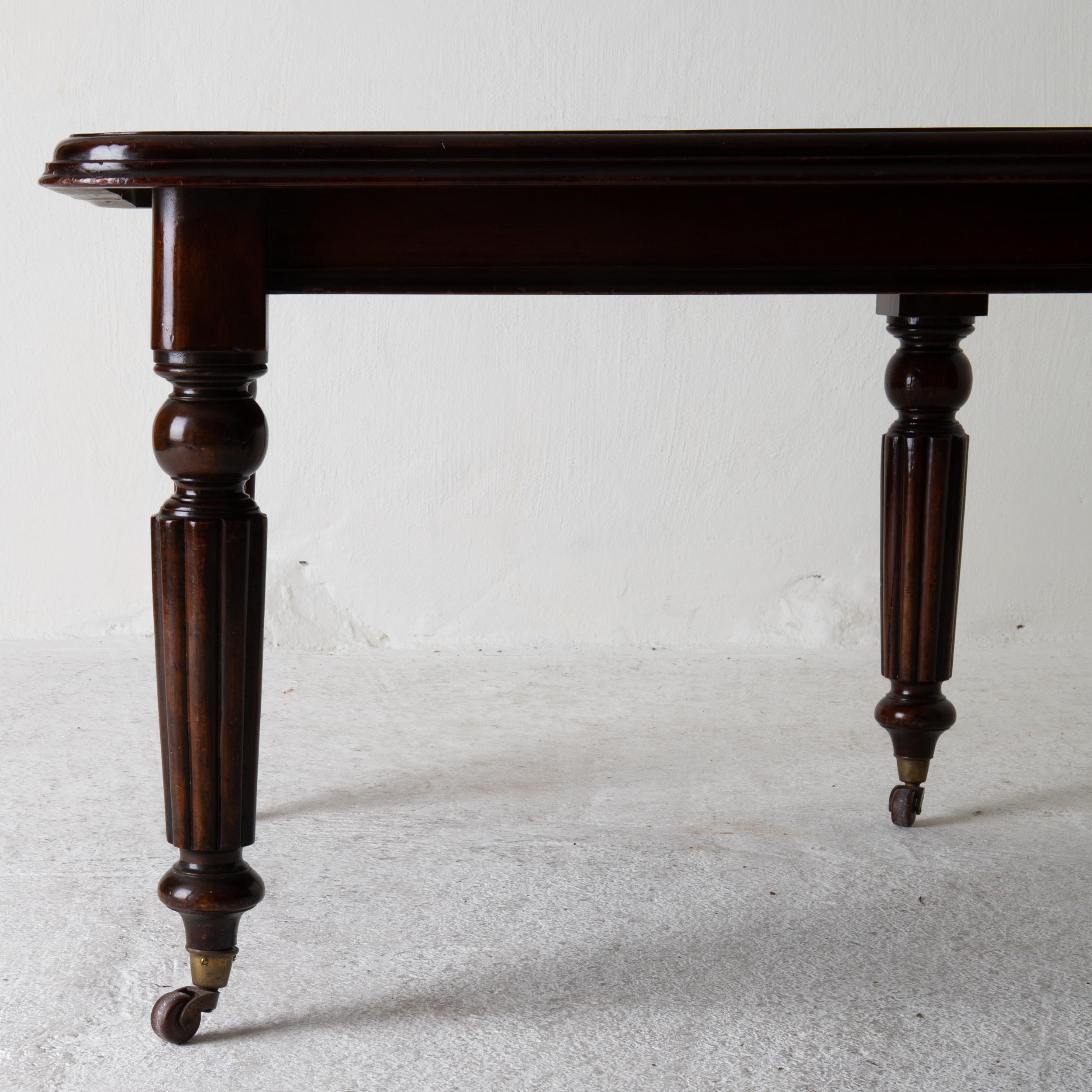 Polished Table Dining Table English Dark Brown Mahogany, 19th Century, England