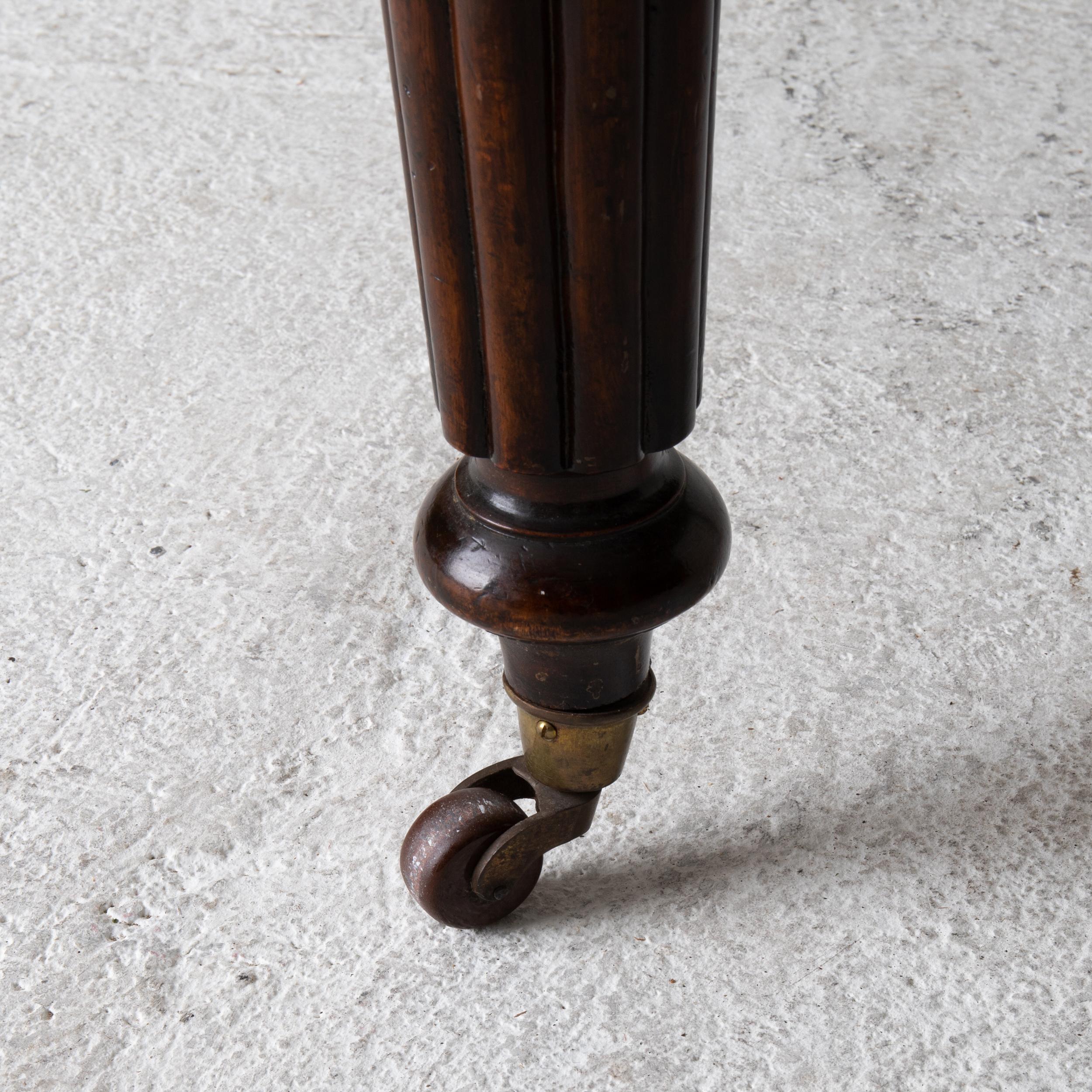 Table Dining Table English Dark Brown Mahogany, 19th Century, England 1