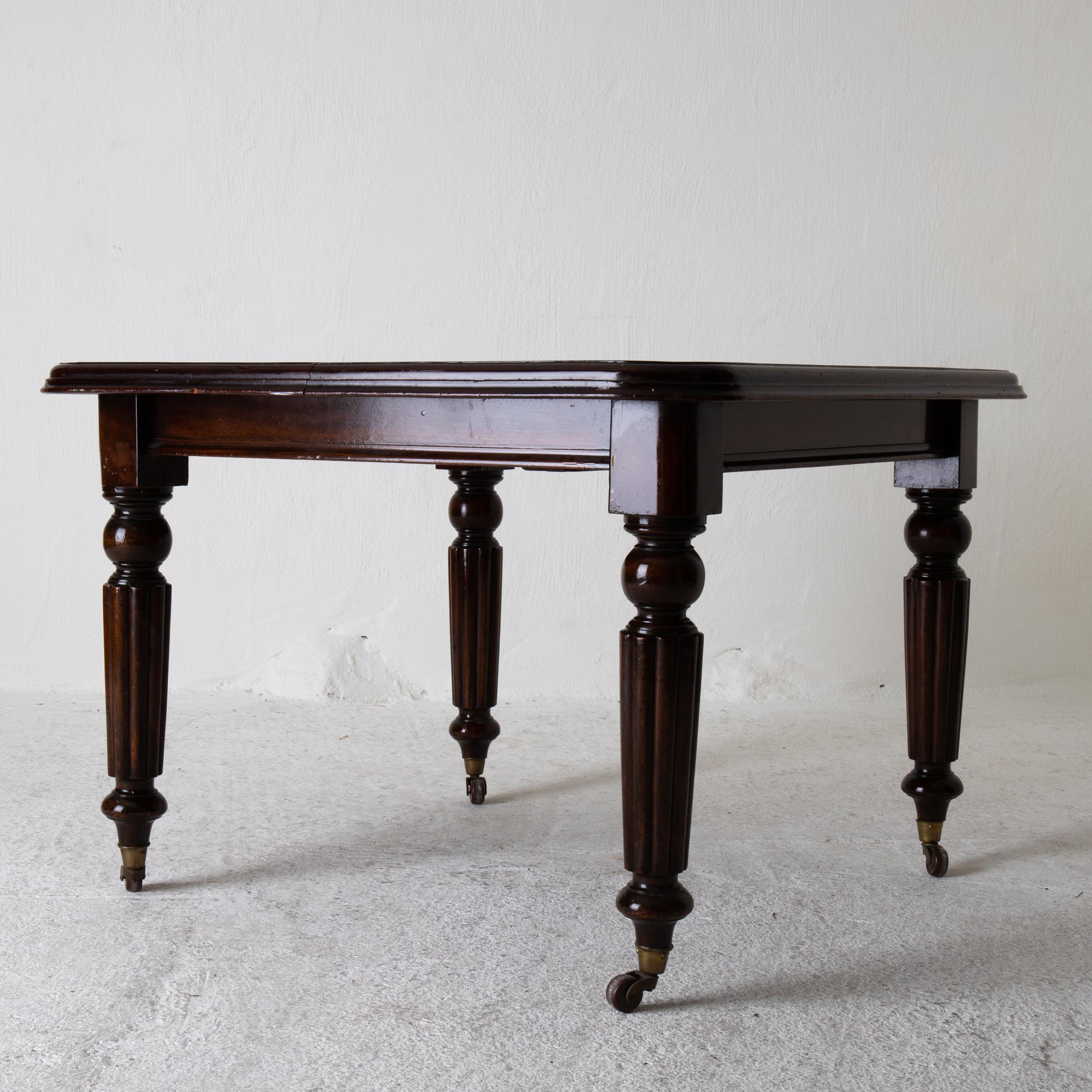 Table Dining Table English Dark Brown Mahogany, 19th Century, England 3