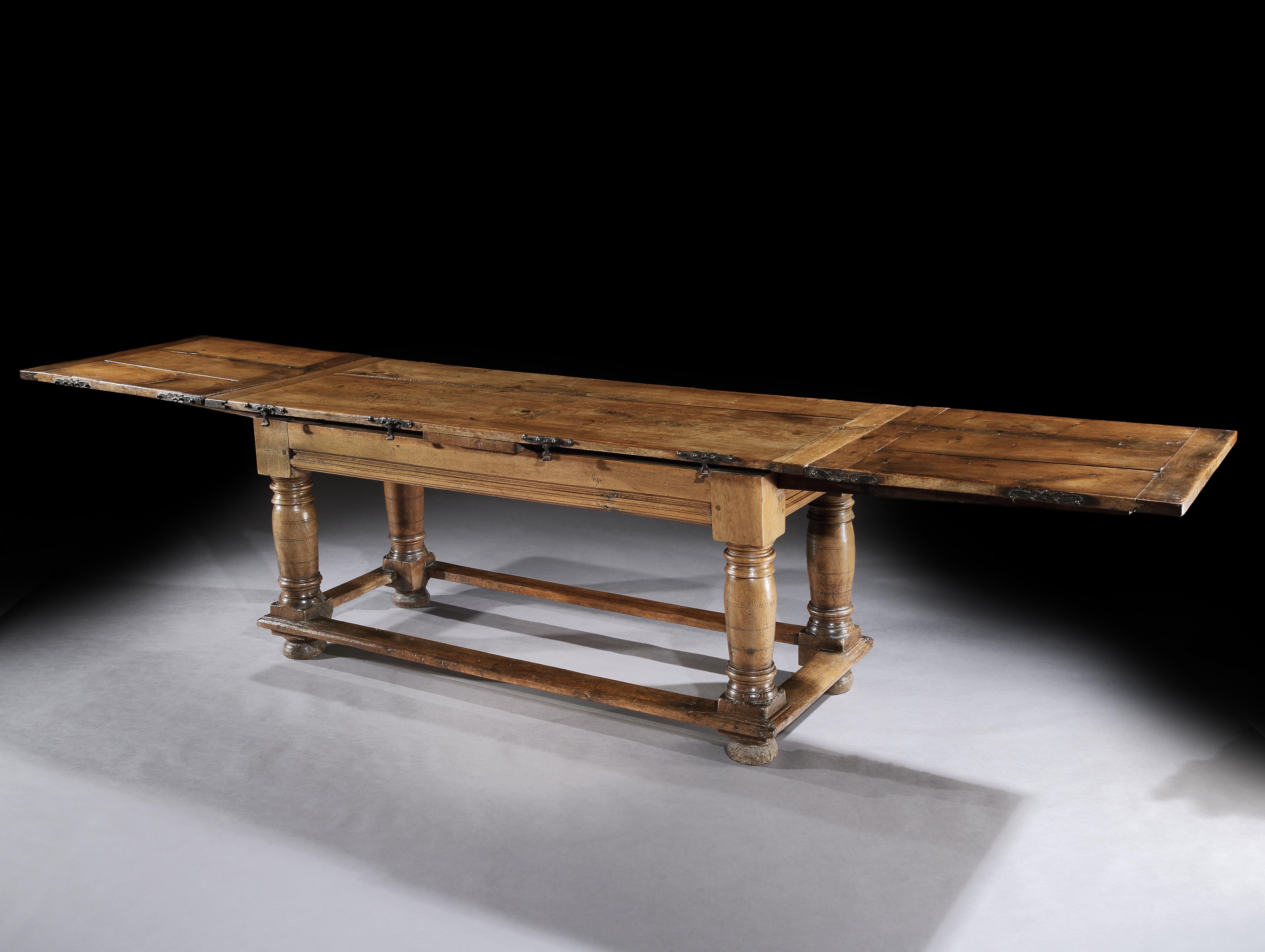 Tisch mit Schublade, 18-Sitz, 16. Jahrhundert, Italienisch, Renaissance, Nussbaum, Eisen (Metallarbeit) im Angebot