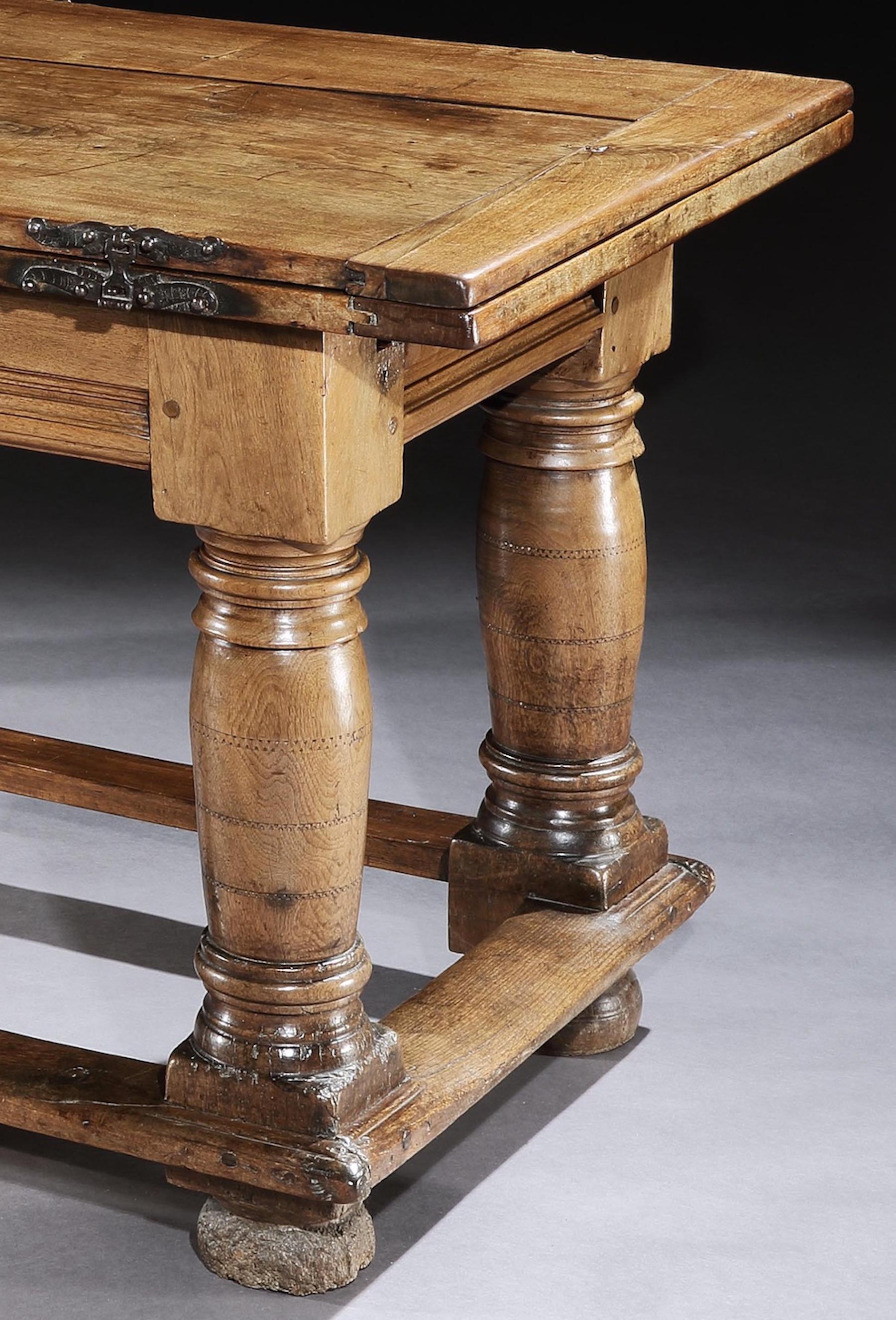 Table, feuille de tirage, 18 places, 16e siècle, Italie, Renaissance, noyer, fer Bon état - En vente à BUNGAY, SUFFOLK