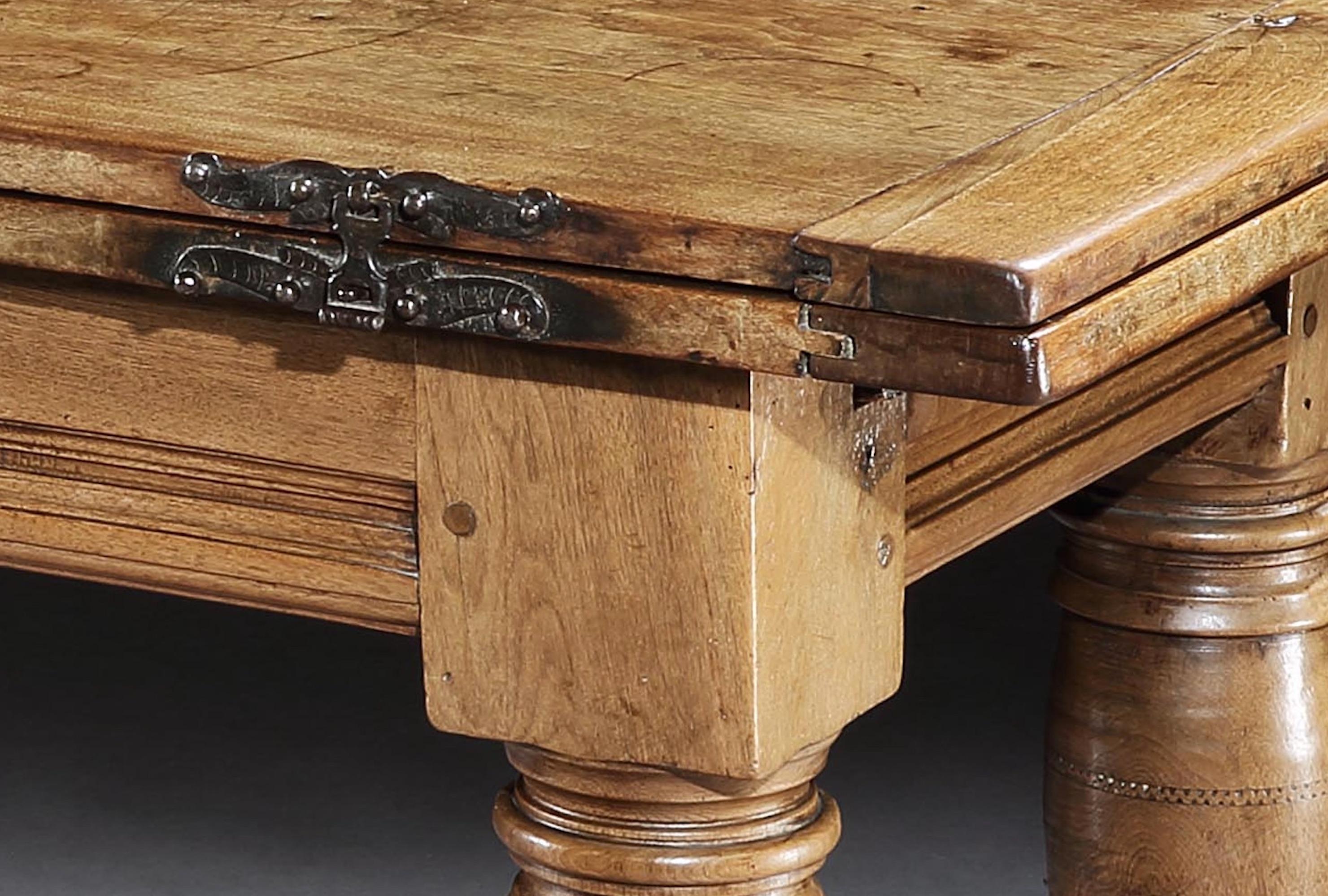 Tisch mit Schublade, 18-Sitz, 16. Jahrhundert, Italienisch, Renaissance, Nussbaum, Eisen im Angebot 1