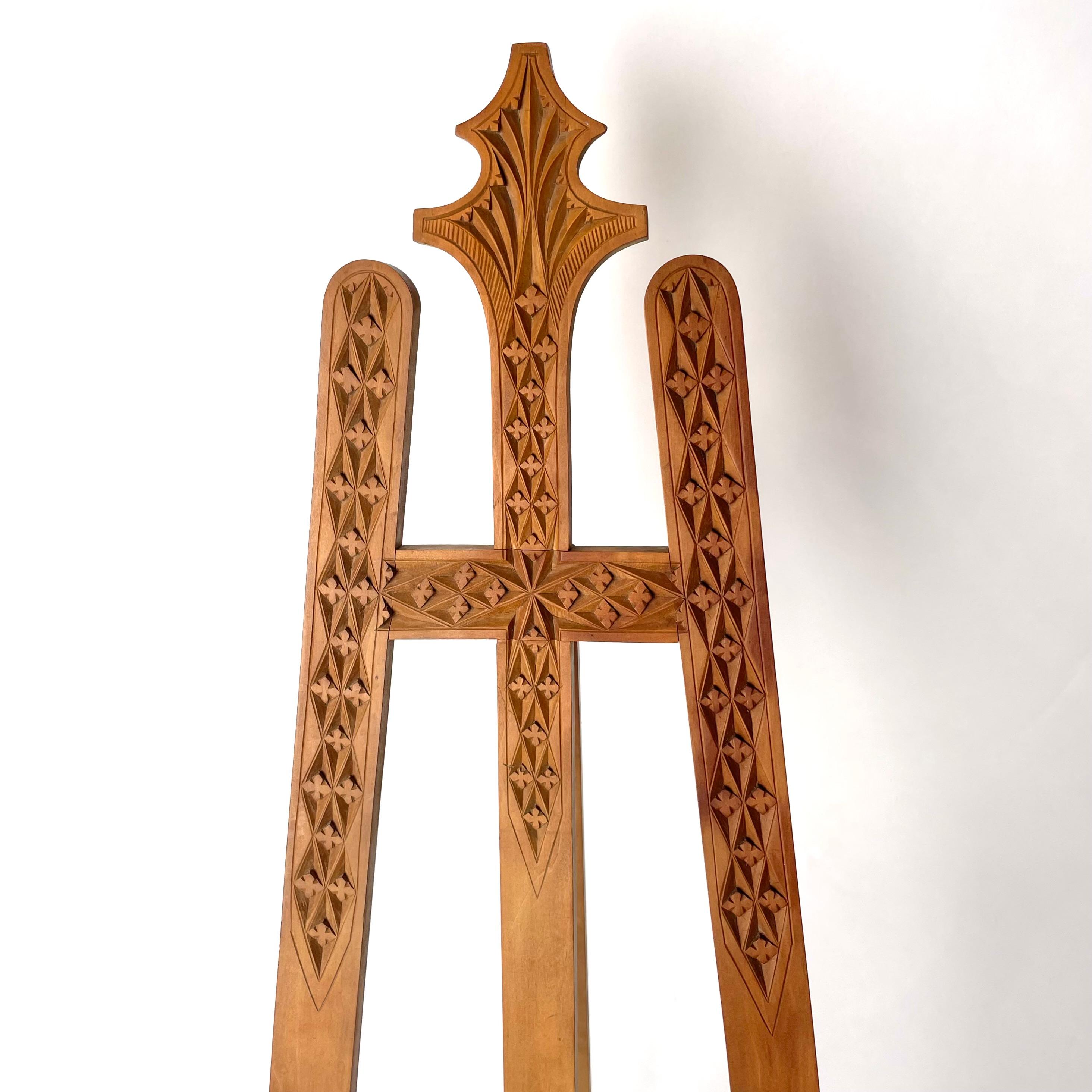 Tischstaffelei aus Erlenholz, geschnitztes Ornament  (Holz) im Angebot