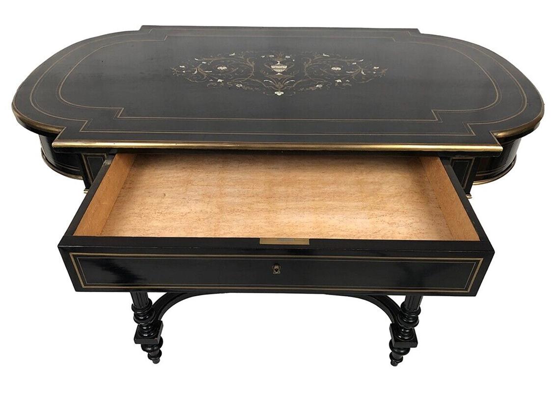 Table en bois laqué noir à décor central marqueté de laiton, Napoléon III For Sale 2