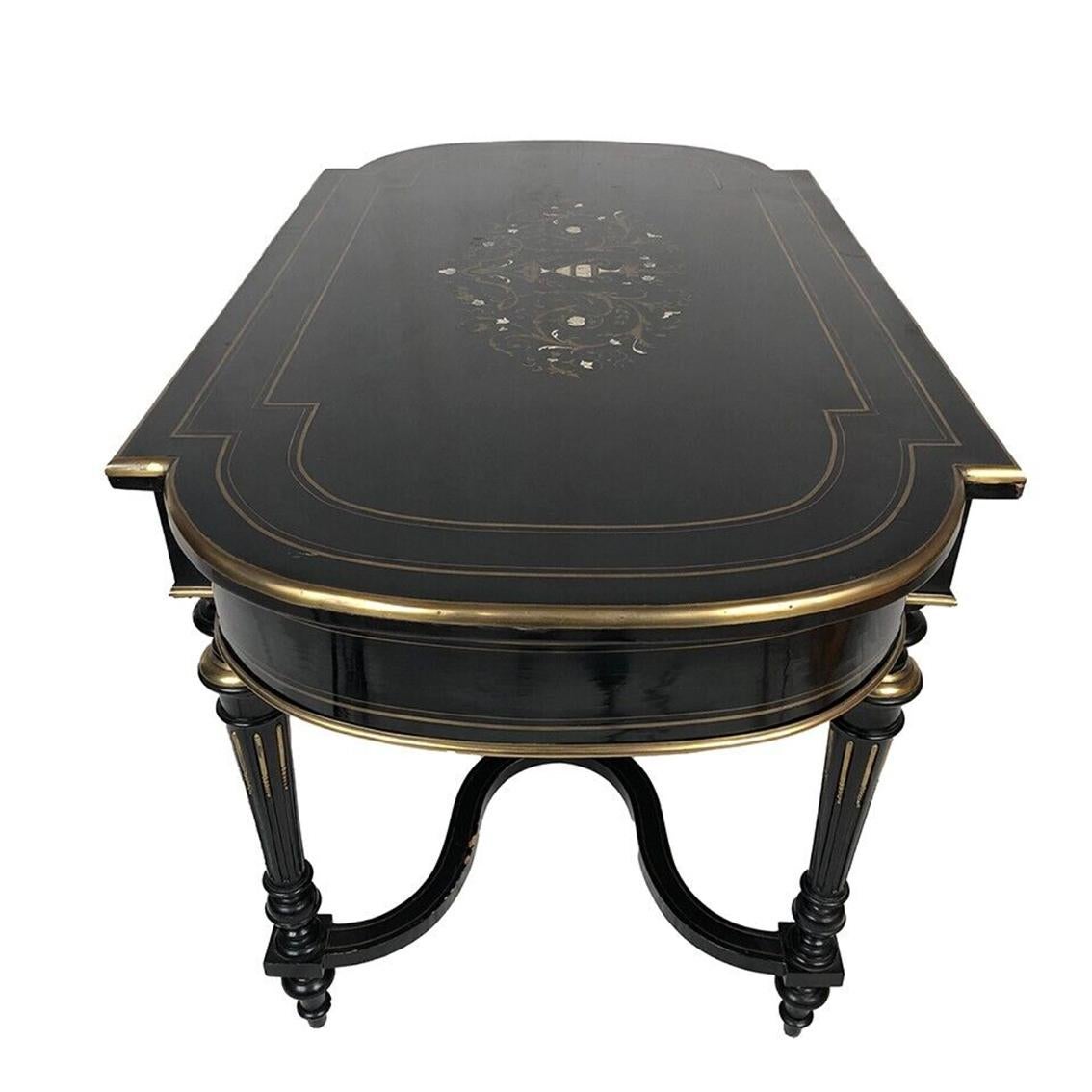 Tavolo in bois laqué noir con decoro centrale intarsiato di laiton, Napoléon III in vendita 3