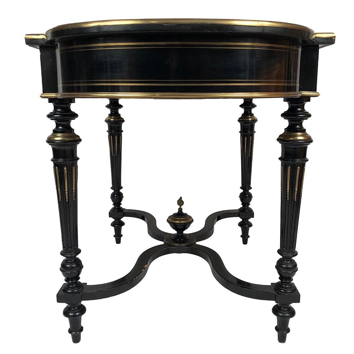 Table en bois laqué noir à décor central marqueté de laiton, Napoléon III For Sale 4