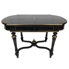 Table en bois laqué noir à décor central marqueté de laiton, Napoléon III