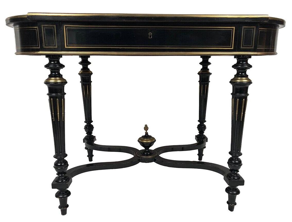 Napoleon III Table en bois laqué noir à décor central marqueté de laiton, Napoléon III For Sale