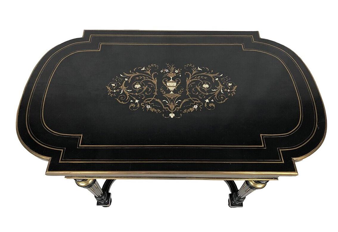French Table en bois laqué noir à décor central marqueté de laiton, Napoléon III For Sale