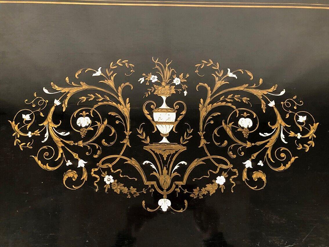 Lacquered Table en bois laqué noir à décor central marqueté de laiton, Napoléon III For Sale