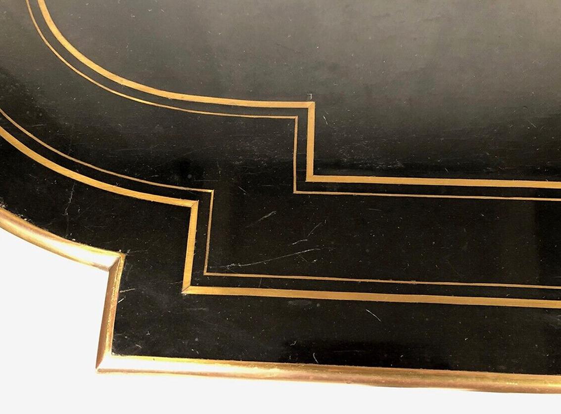 Table en bois laqué noir à décor central marqueté de laiton, Napoléon III In Good Condition For Sale In ROYÈRE-DE-VASSIVIÈRE, FR