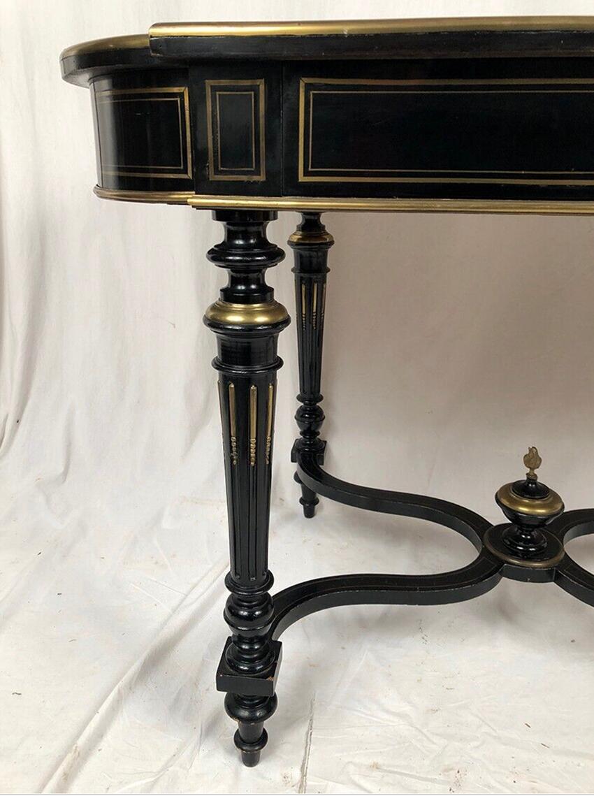 Late 19th Century Table en bois laqué noir à décor central marqueté de laiton, Napoléon III For Sale