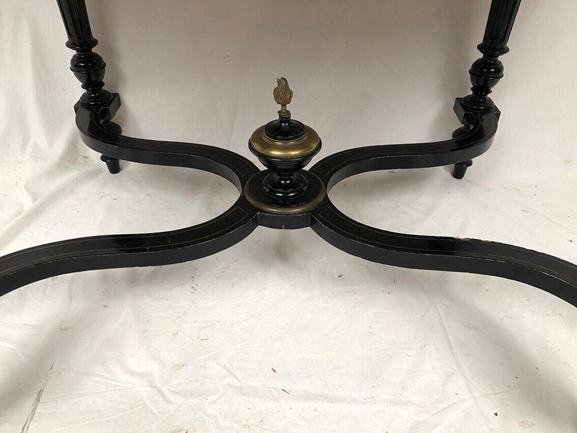 Table en bois laqué noir à décor central marqueté de laiton, Napoléon III For Sale 1