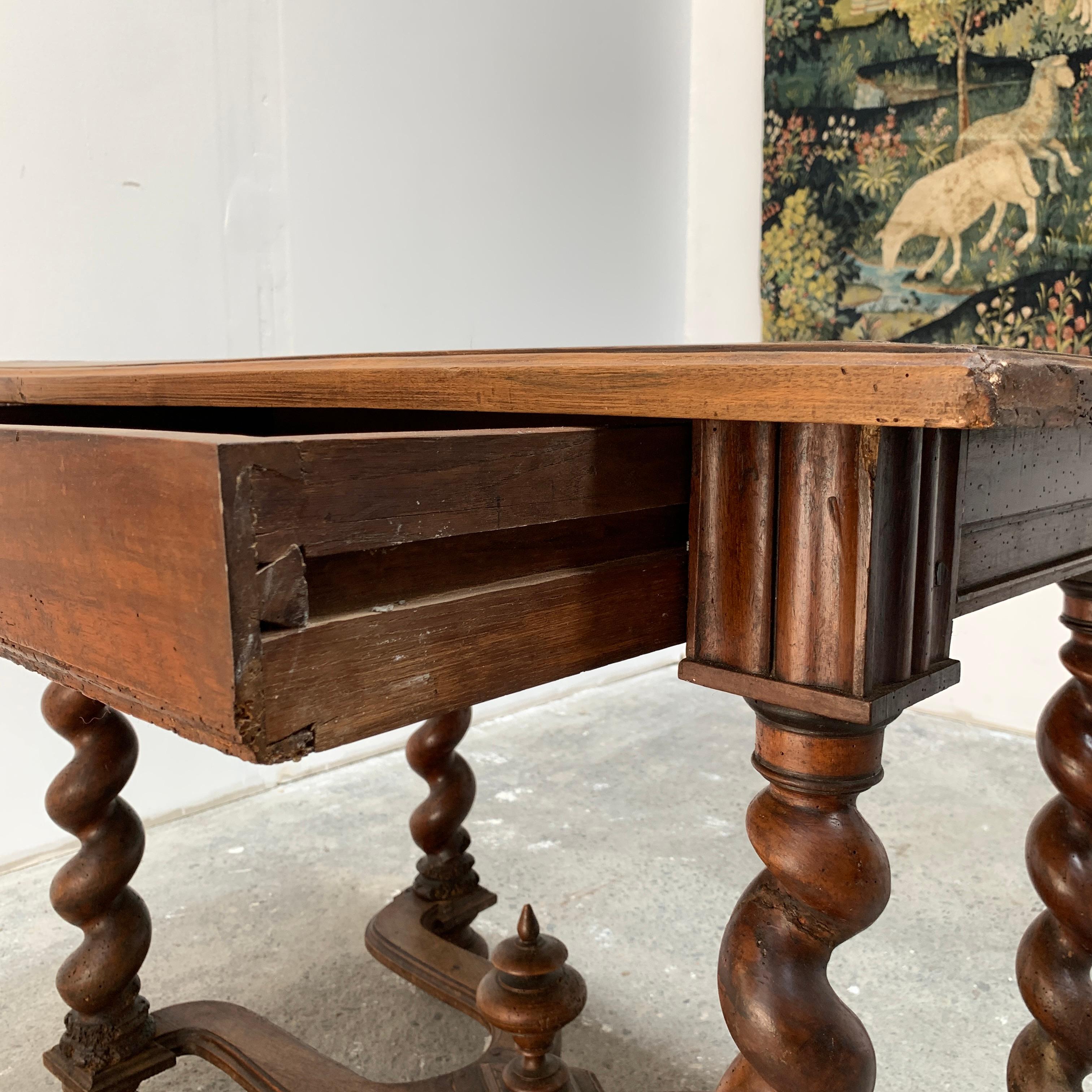 Table en bois Louis XIII For Sale 4