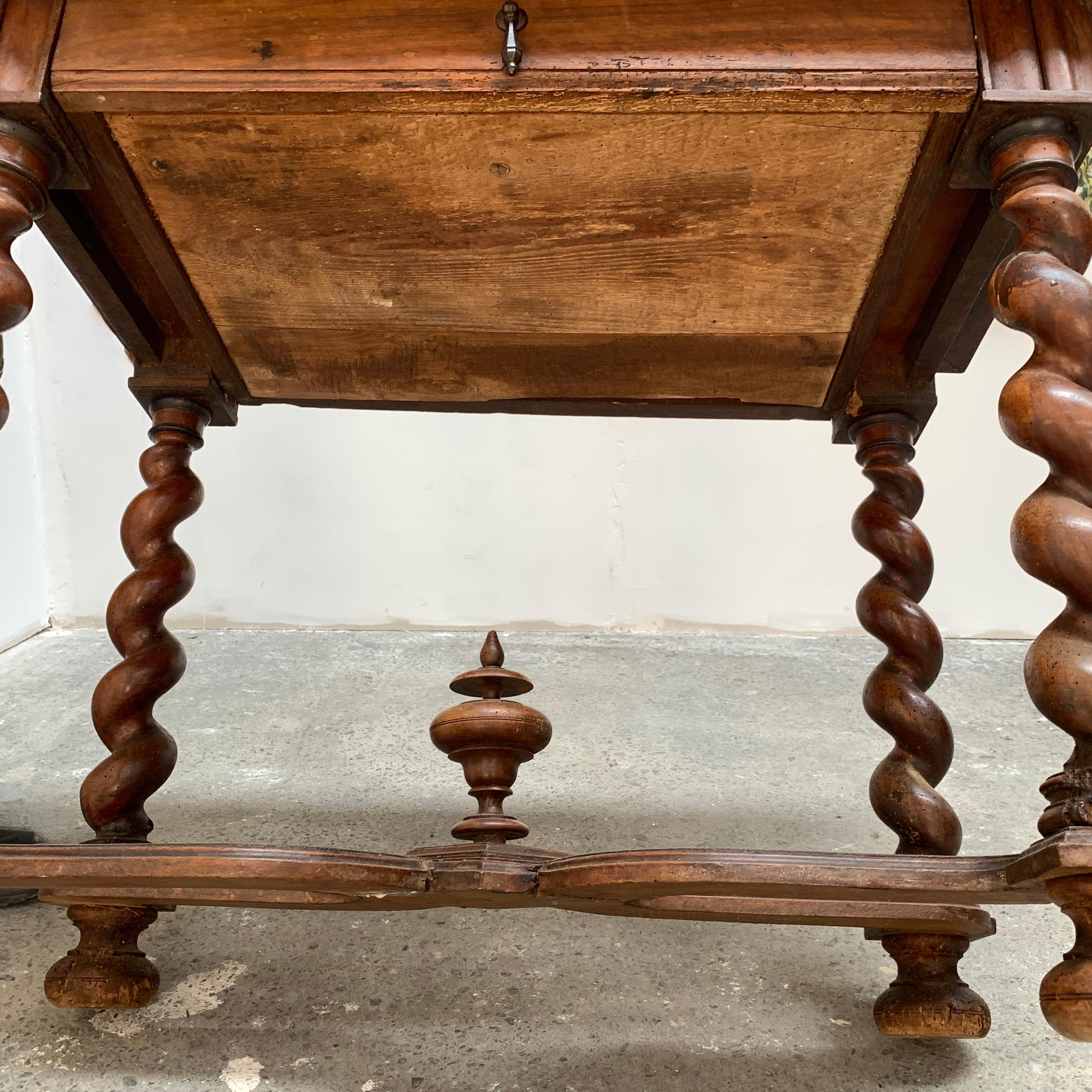 Table en bois Louis XIII For Sale 7