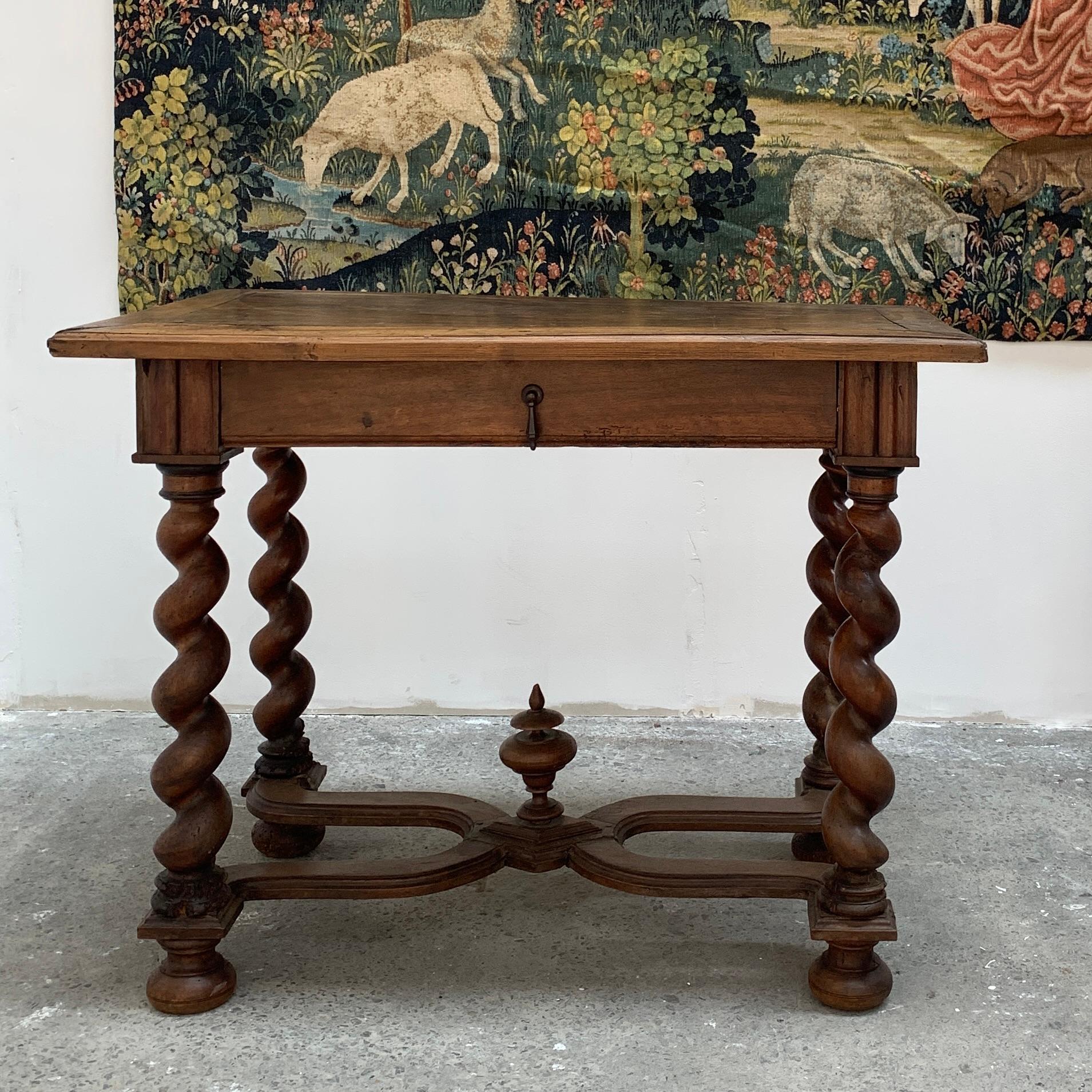 Petite table ancienne Louis XIII, en chêne massif avec tiroir et pieds torsadés, tiroir avec poignet, pieds torsadés.  
Zeigt die Spuren der Zeit, ist aber sehr stabil.  
Abmessungen 96Lx60lx 73,5H cm