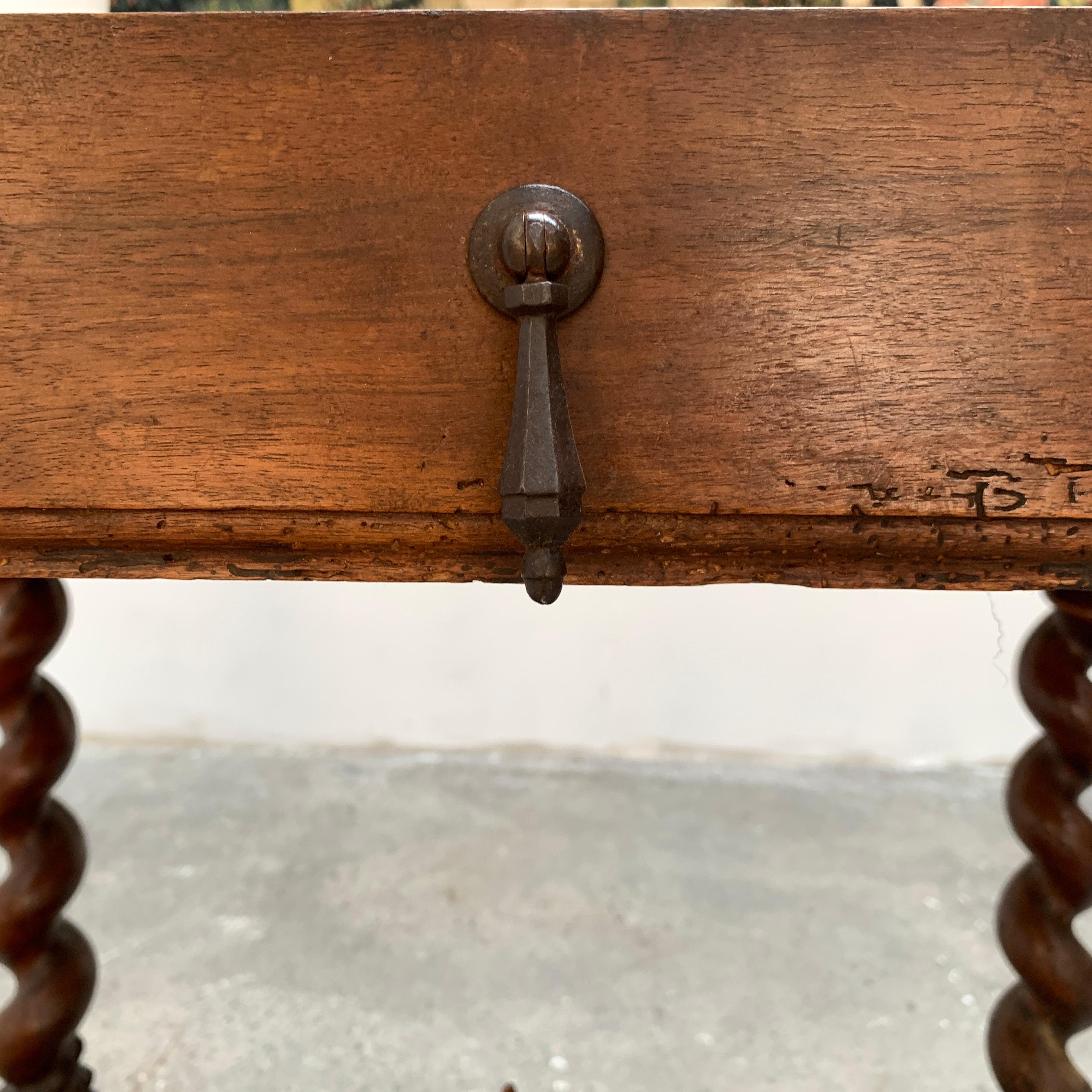 Table en bois Louis XIII In Fair Condition For Sale In PARIS, FR