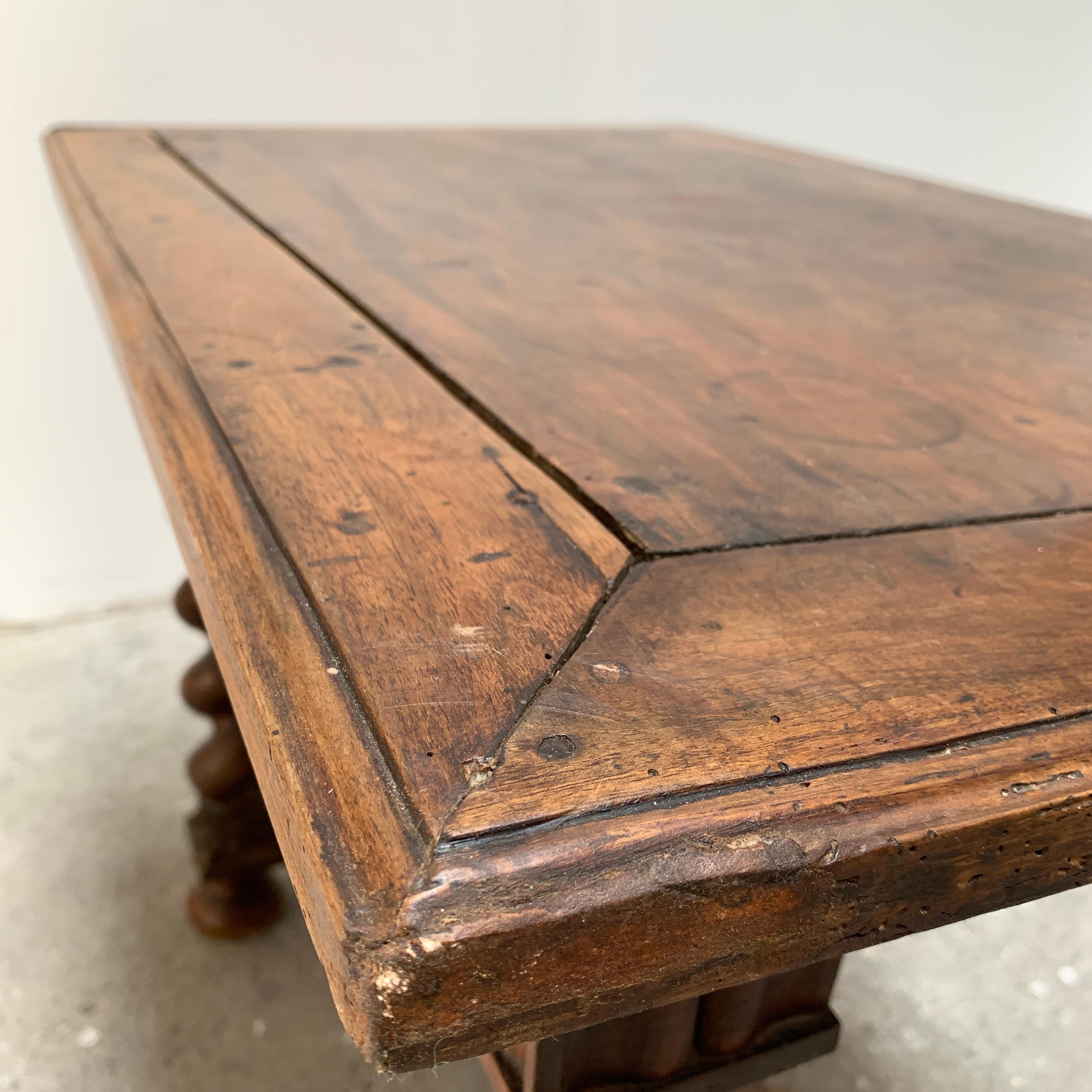 Table en bois Louis XIII For Sale 3