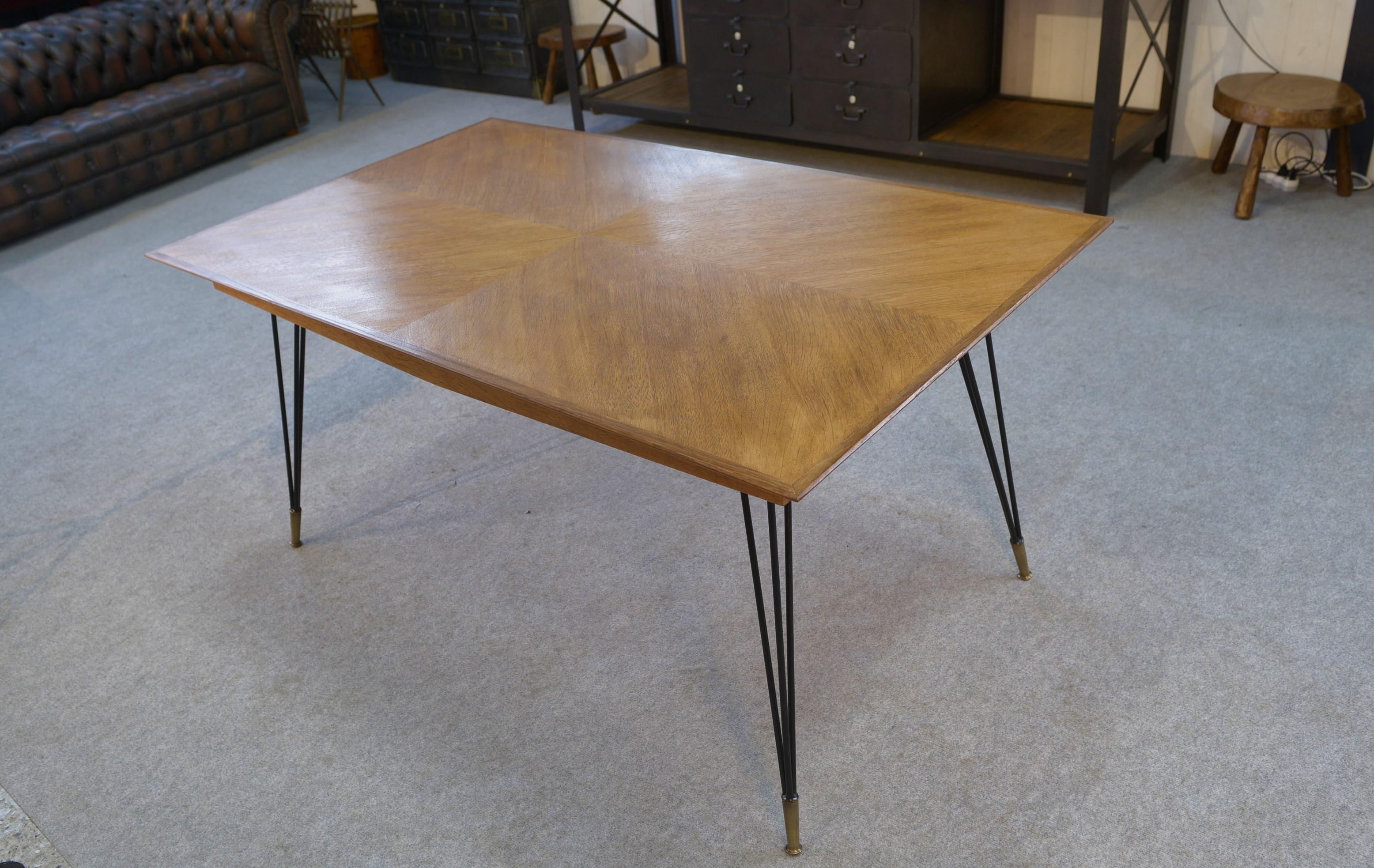 Table en chêne et pied en fonte et bronze design italien 1960's en vente 6