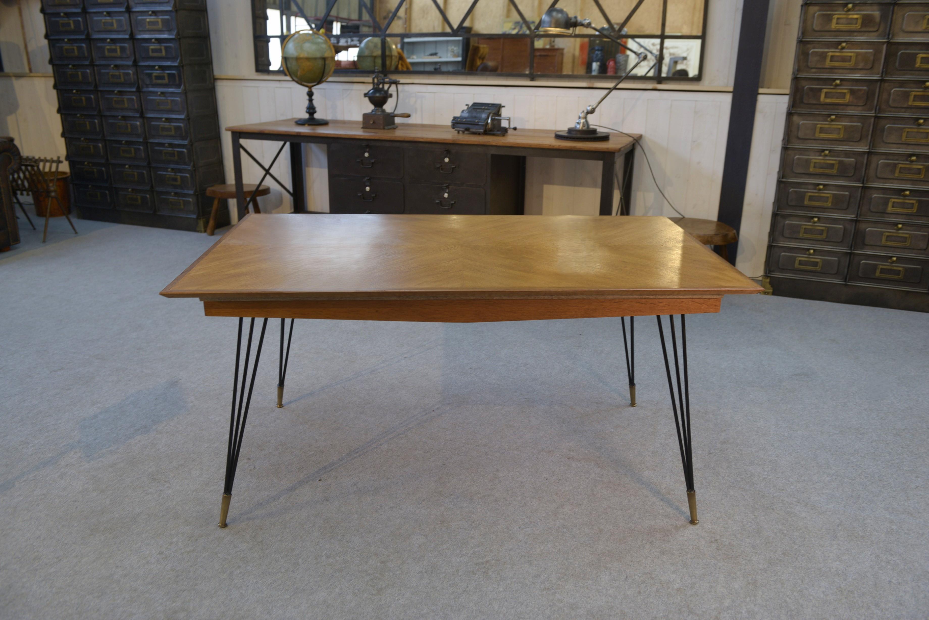 Table en chêne et pied en fonte et bronze design italien 1960's en vente 7