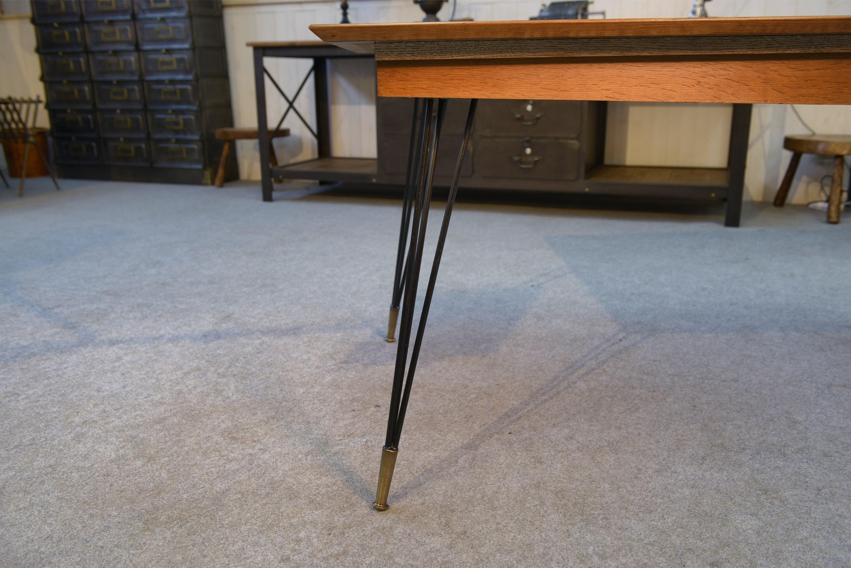 Table en chêne et pied en fonte et bronze design italien 1960's en vente 8